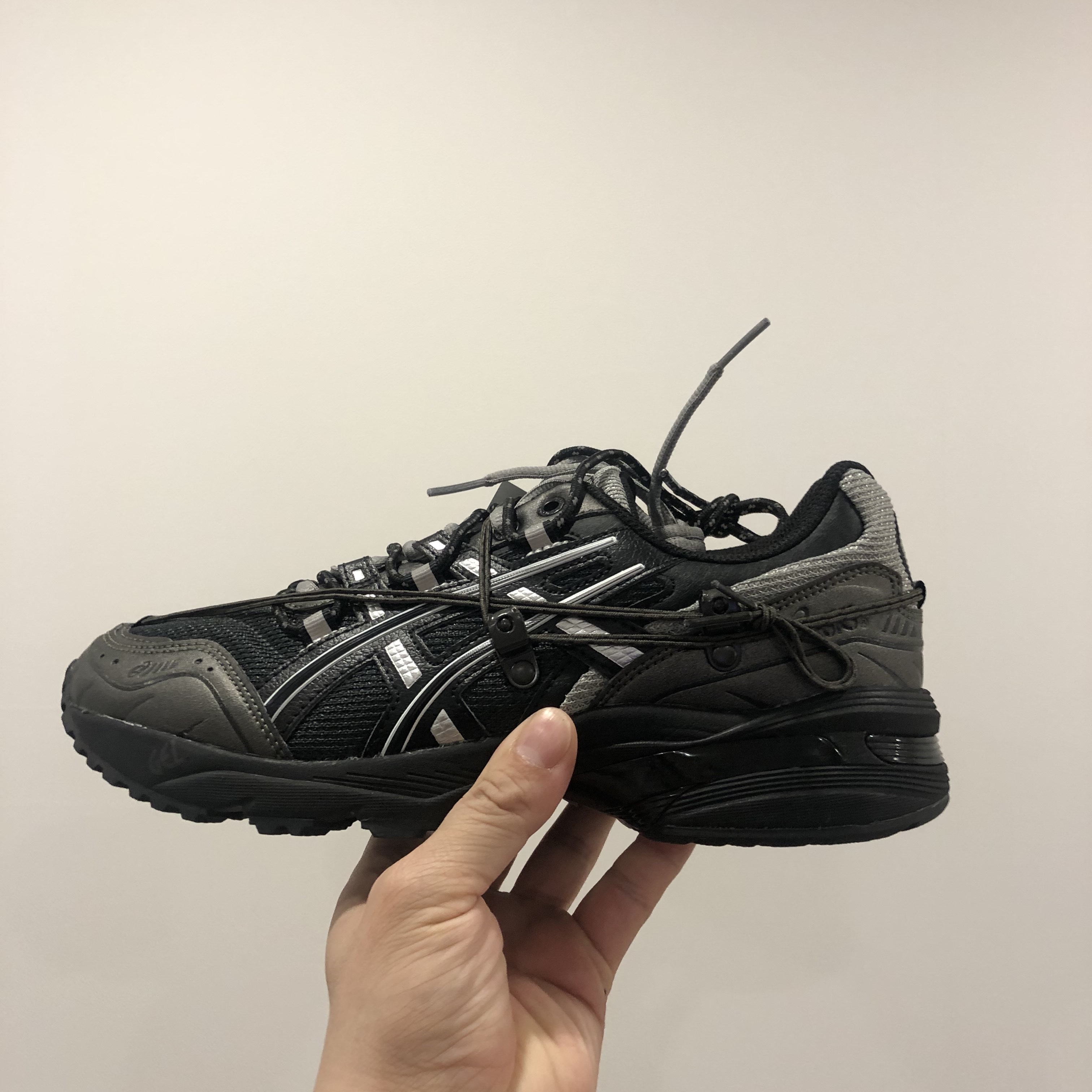 Asics x Andersson Bell Gel-1090 Black Silver 착용 스타일