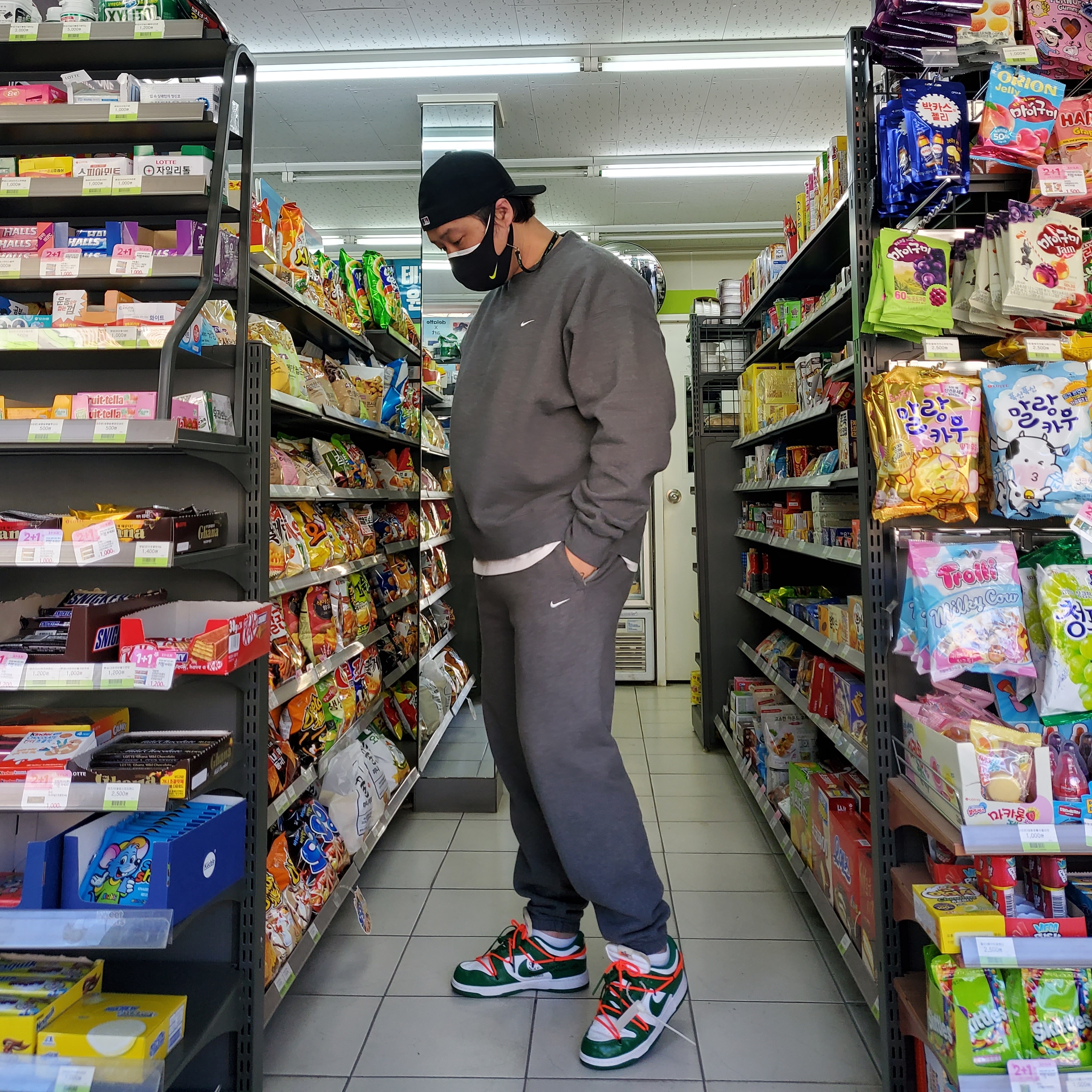 Nike x Off-White Dunk Low Pine Green, Nike M NRG Sweatpants Wash Charcoal Heather White 착용 스타일 - 3