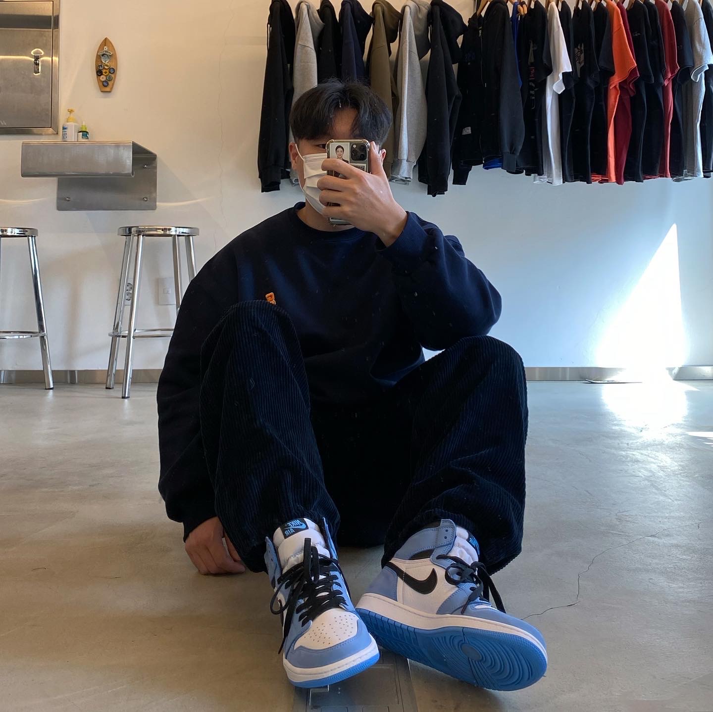 Jordan 1 Retro High OG University Blue 착용 스타일 - 2