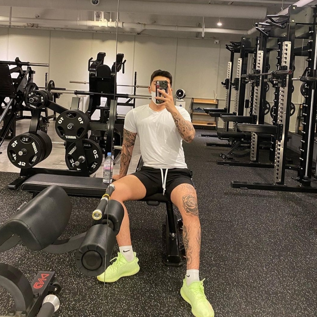 Adidas Yeezy Boost 350 V2 Glow 착용 스타일