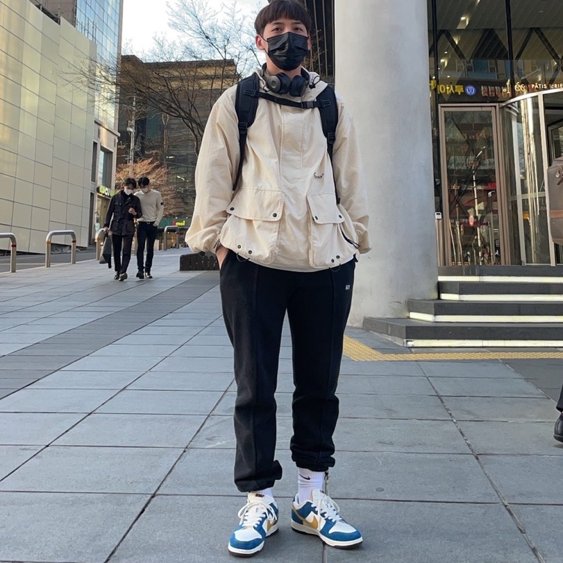 Nike x Stussy Windrunner Jacket Off Noir, Nike Dunk Low Retro Black 착용 스타일 - 2