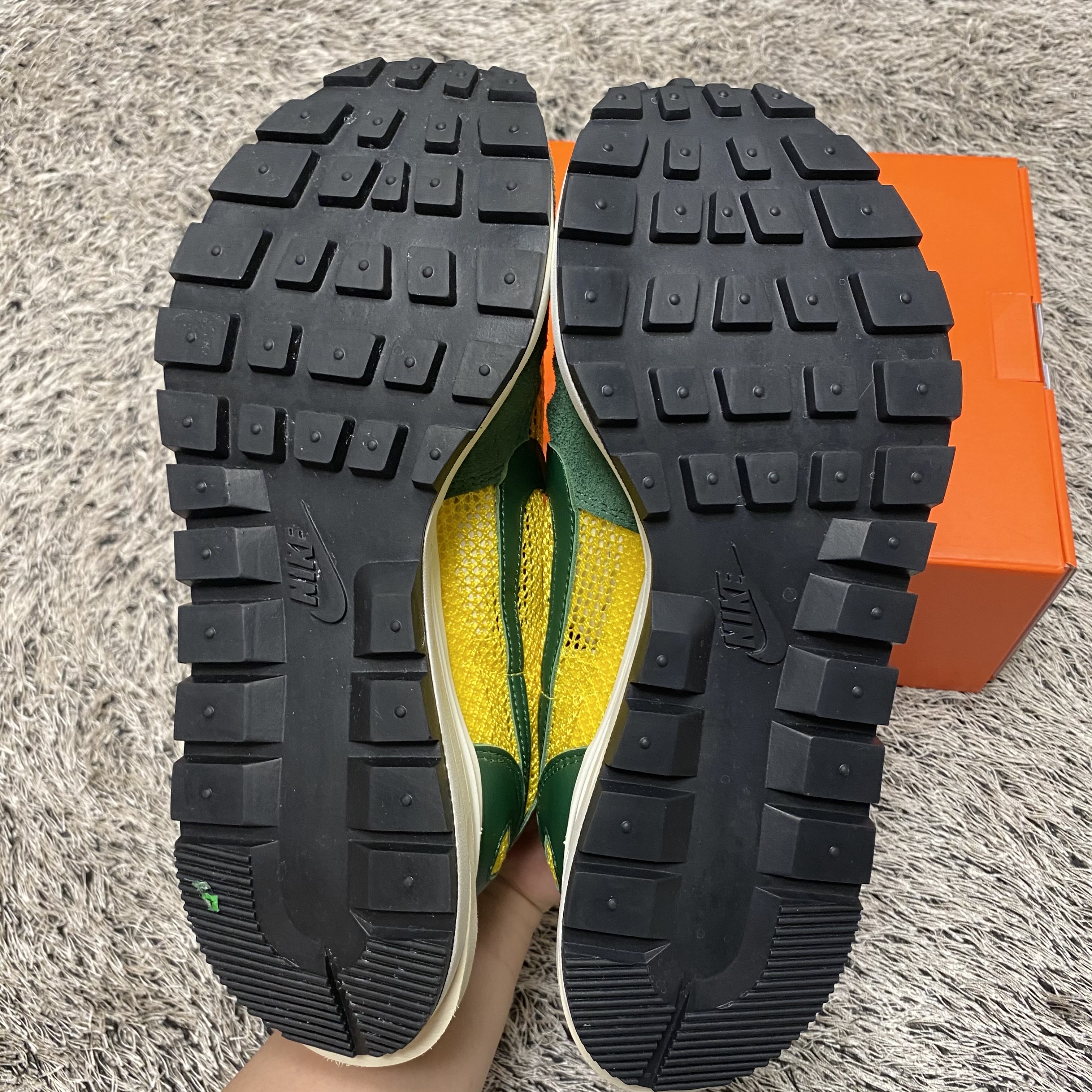 Nike x Sacai VaporWaffle Tour Yellow & Gorge Green Sail 착용 스타일 - 5