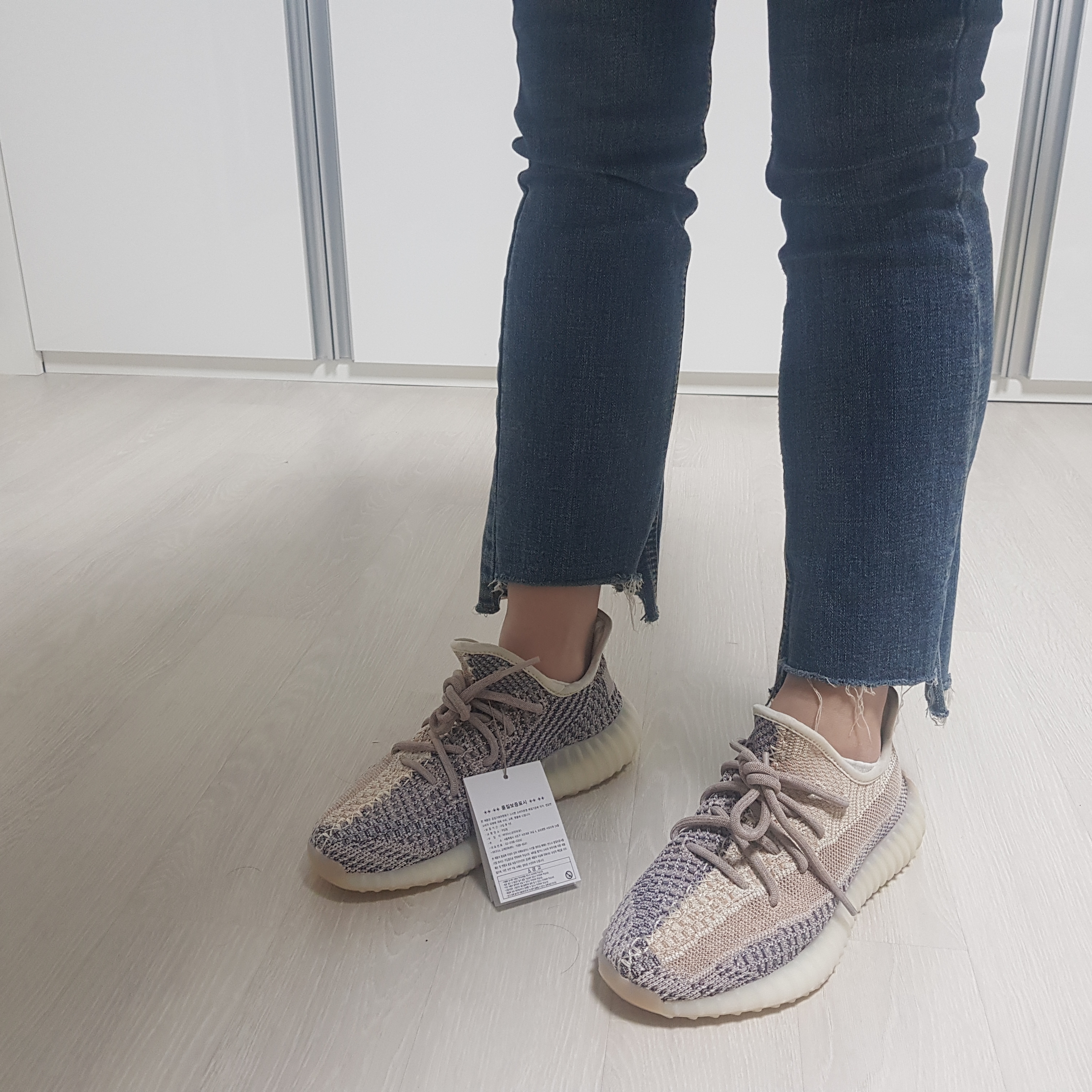 Adidas Yeezy Boost 350 V2 Ash Pearl 착용 스타일 - 2