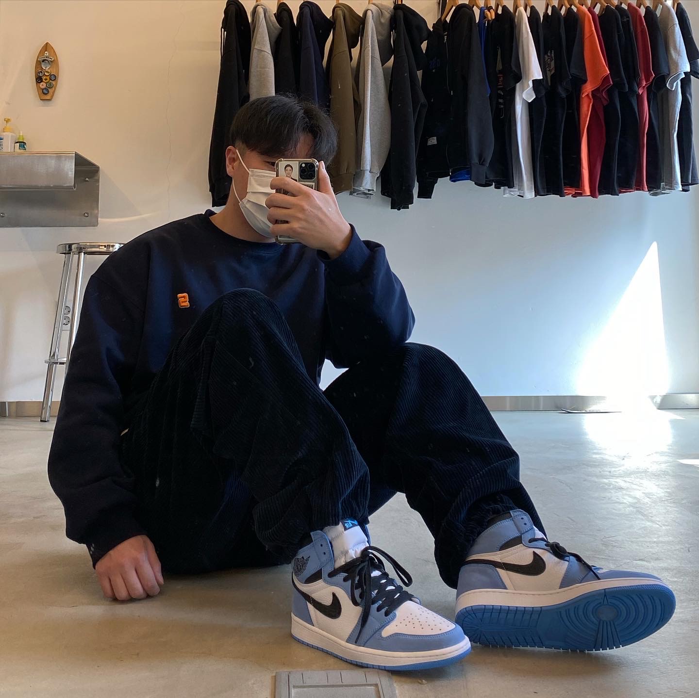 Jordan 1 Retro High OG University Blue 착용 스타일 - 1