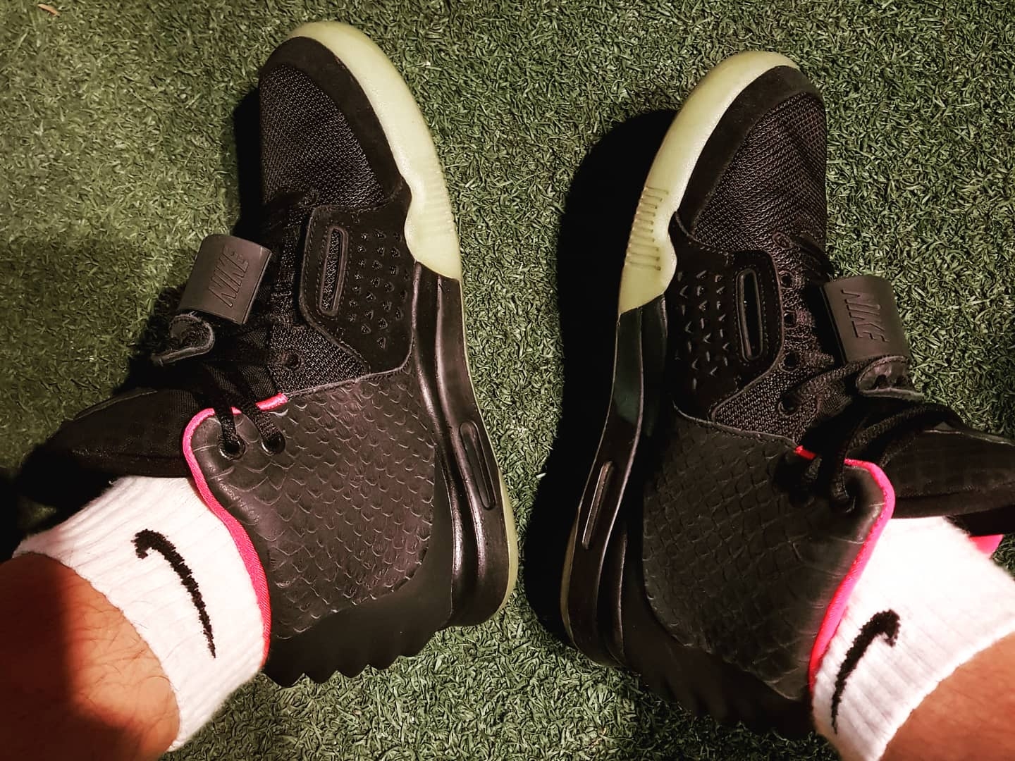 Nike Air Yeezy 2 Solar Red 착용 스타일