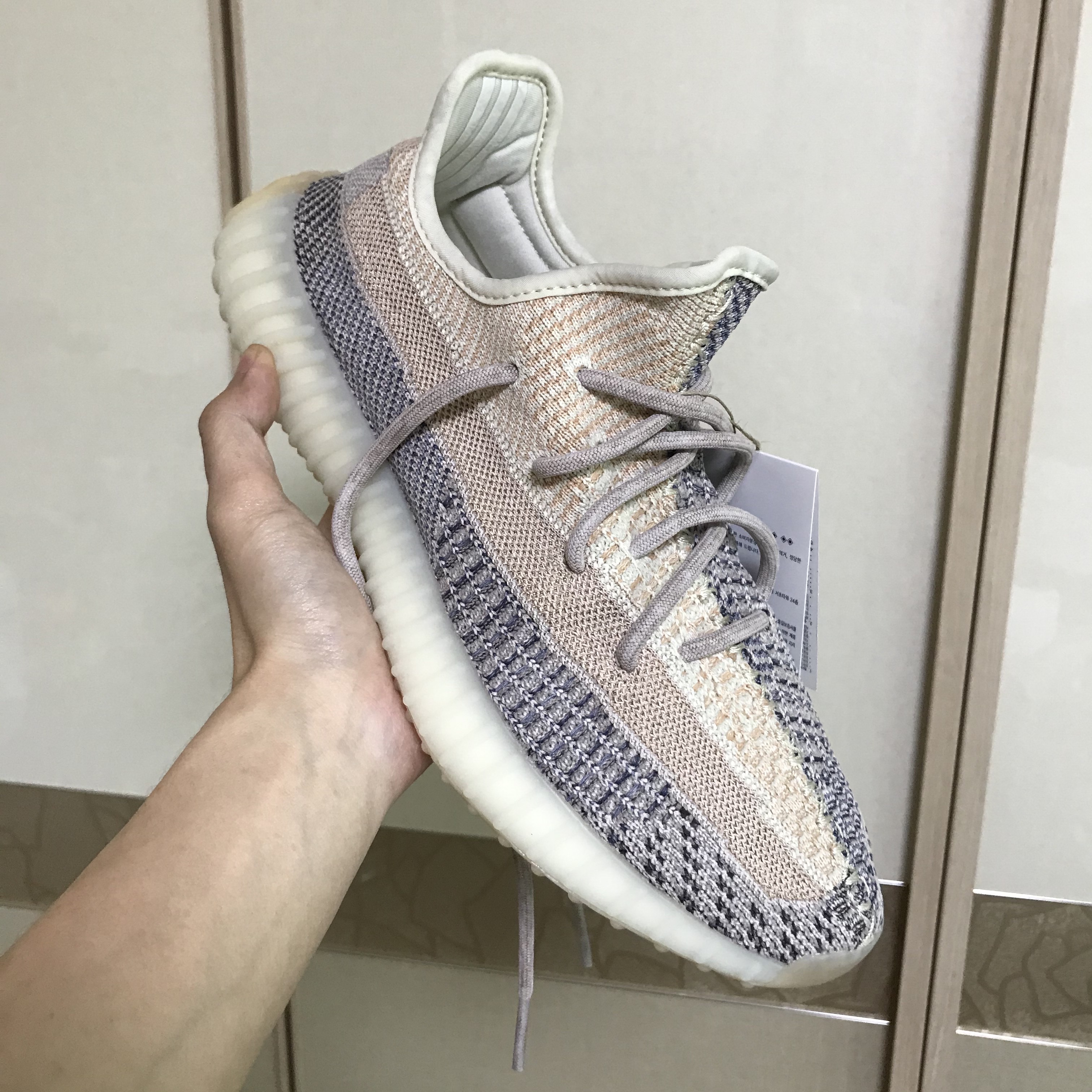 Adidas Yeezy Boost 350 V2 Ash Pearl 착용 스타일