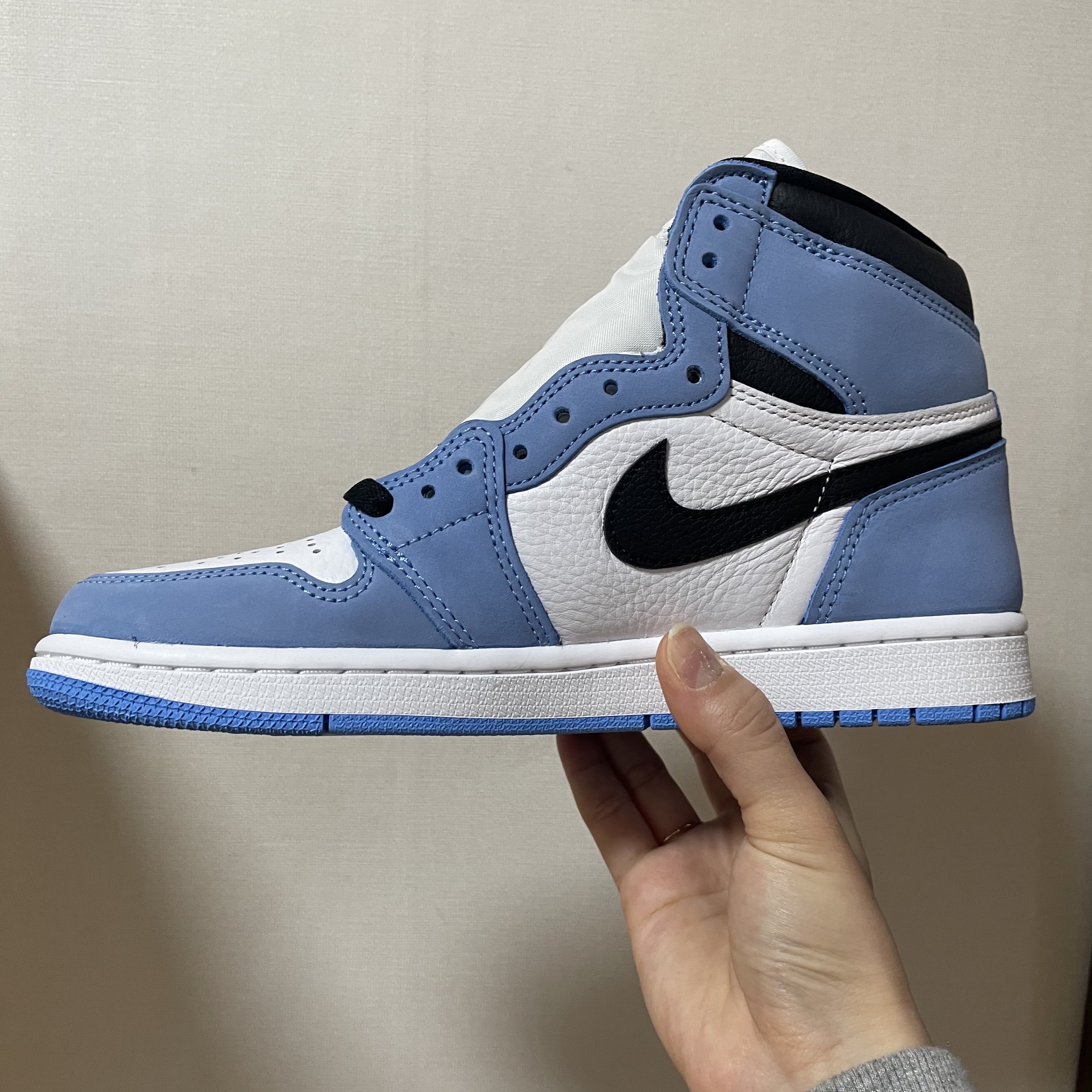 Jordan 1 Retro High OG University Blue 착용 스타일 - 1