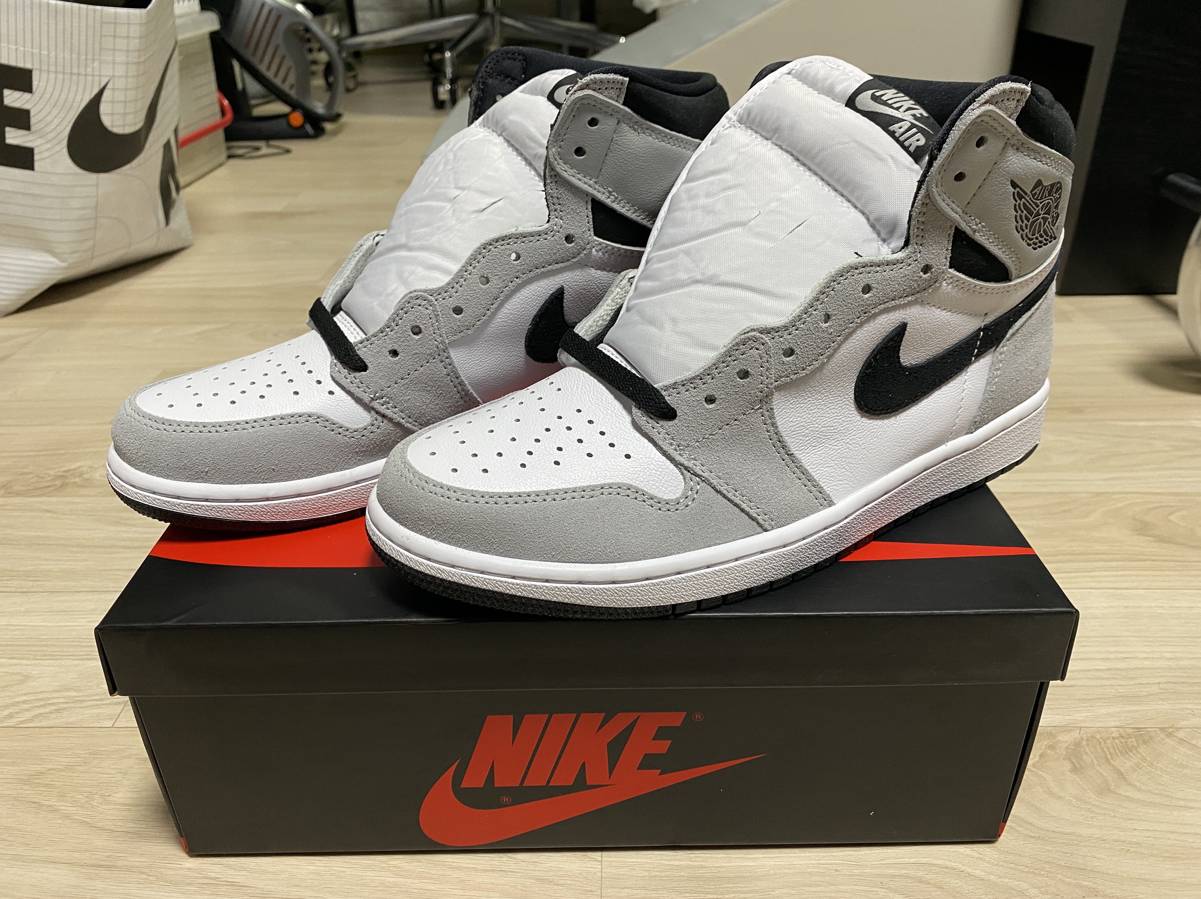 Jordan 1 Retro High OG Light Smoke Grey 착용 스타일 - 4
