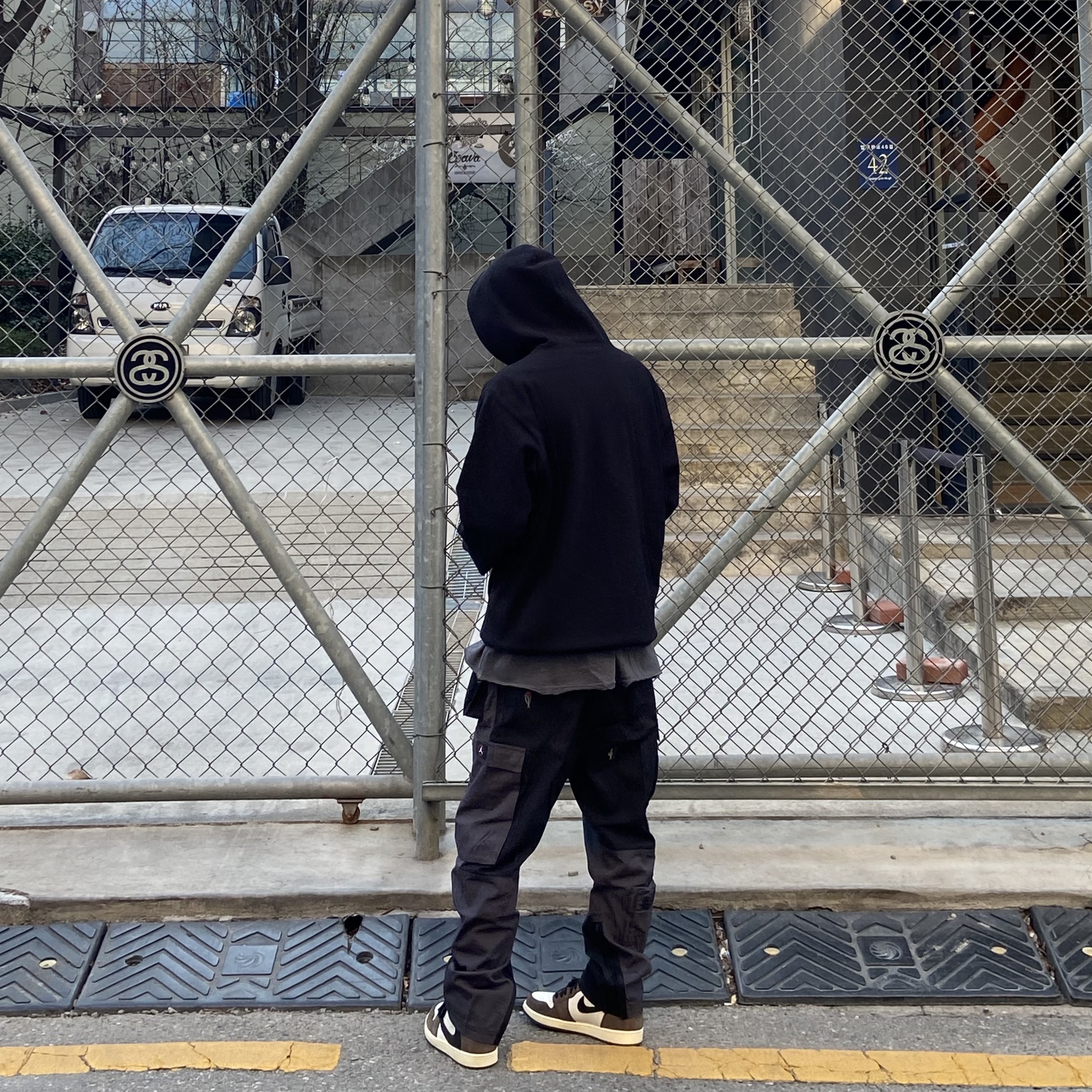 Jordan x Travis Scott Cargo Pants Black, Jordan 1 x Travis Scott Retro High OG SP Mocha 착용 스타일 - 2