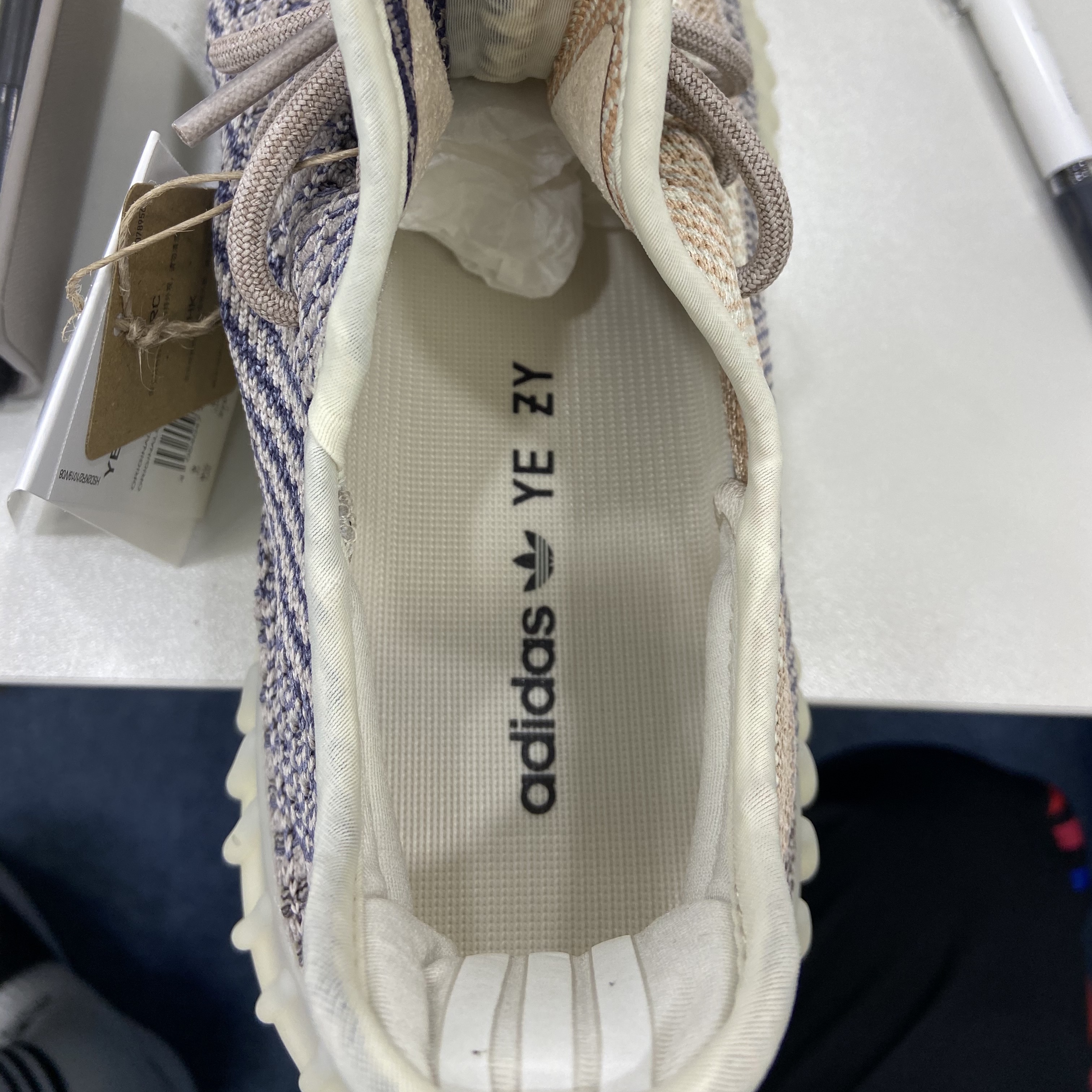 Adidas Yeezy Boost 350 V2 Ash Pearl 착용 스타일