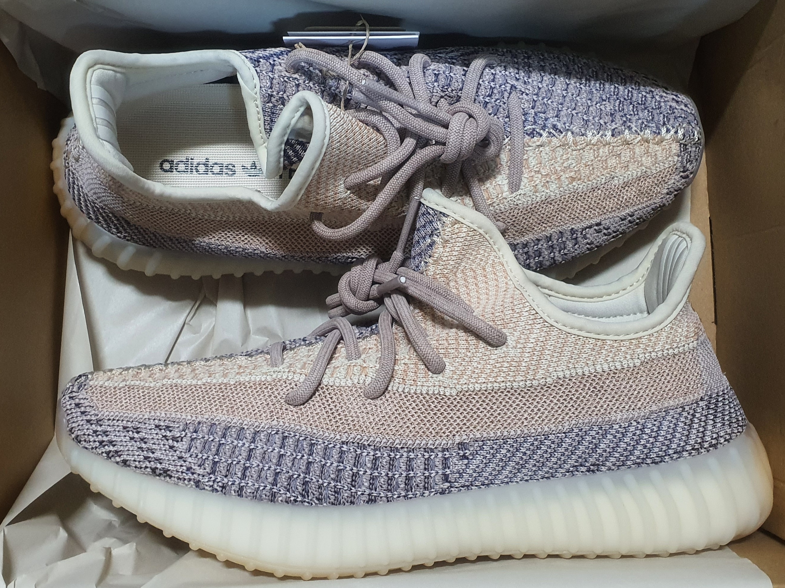 Adidas Yeezy Boost 350 V2 Ash Pearl 착용 스타일