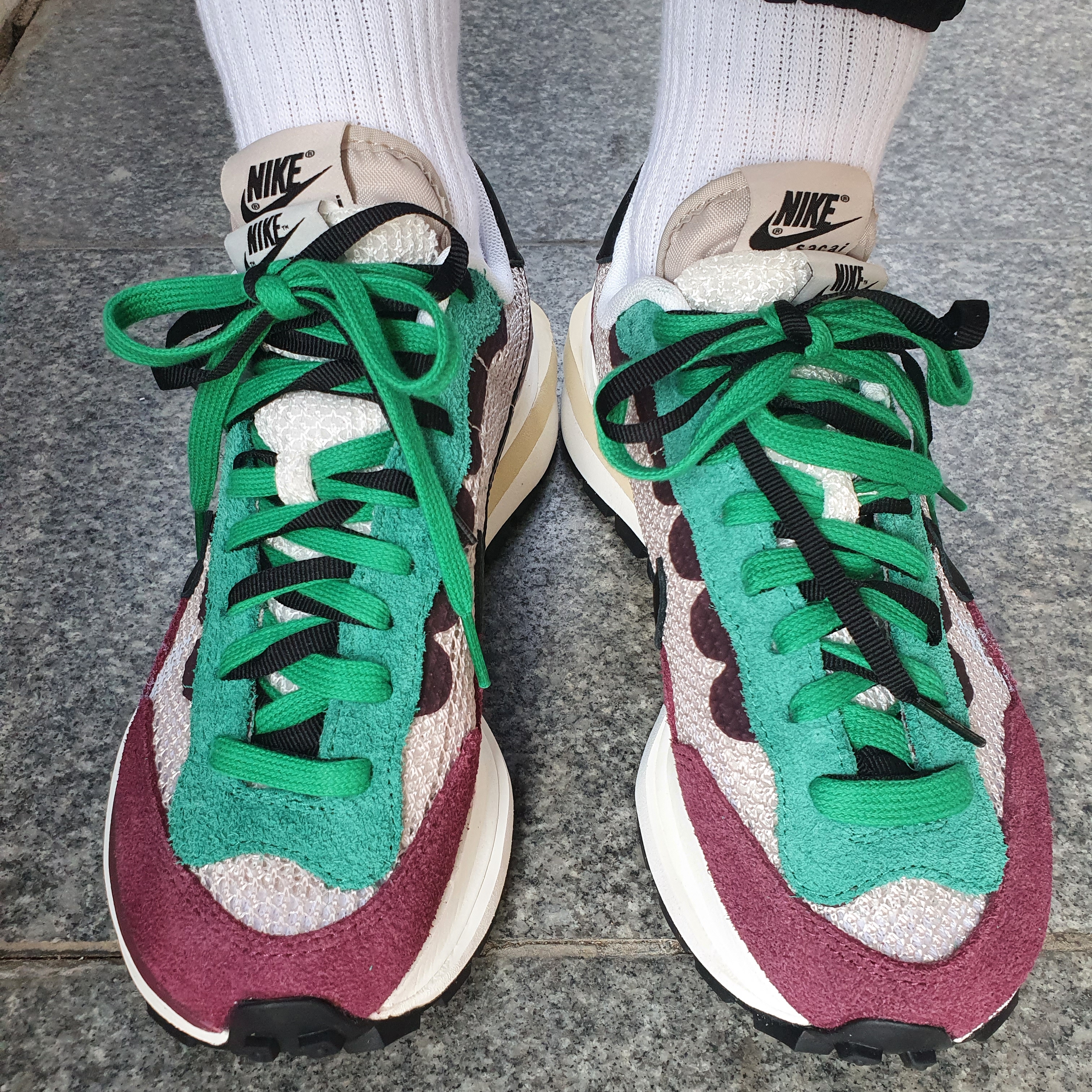Nike x Sacai VaporWaffle String & Black Villain Red 착용 스타일 - 2
