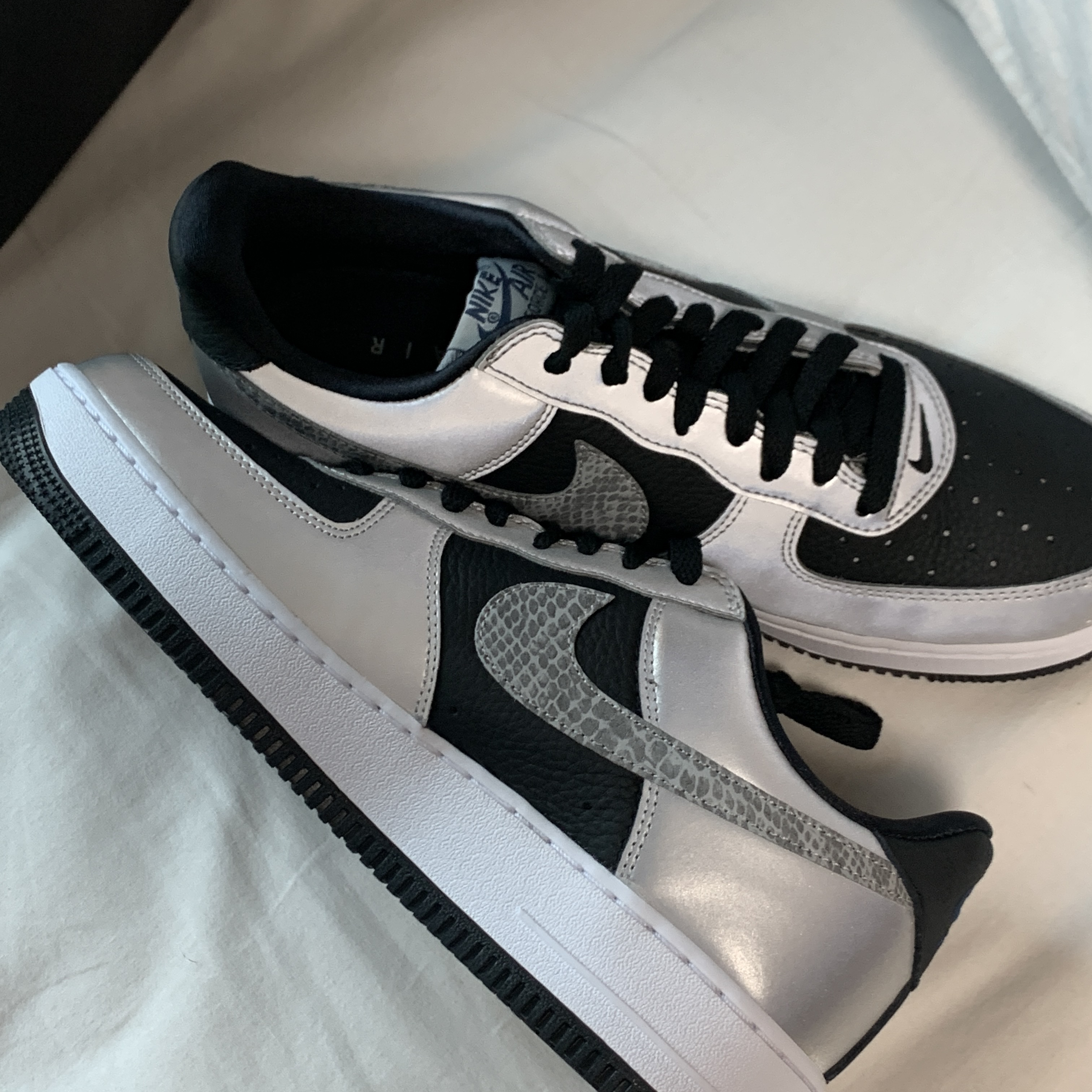 Nike Air Force 1 B Silver Snake 착용 스타일 - 3