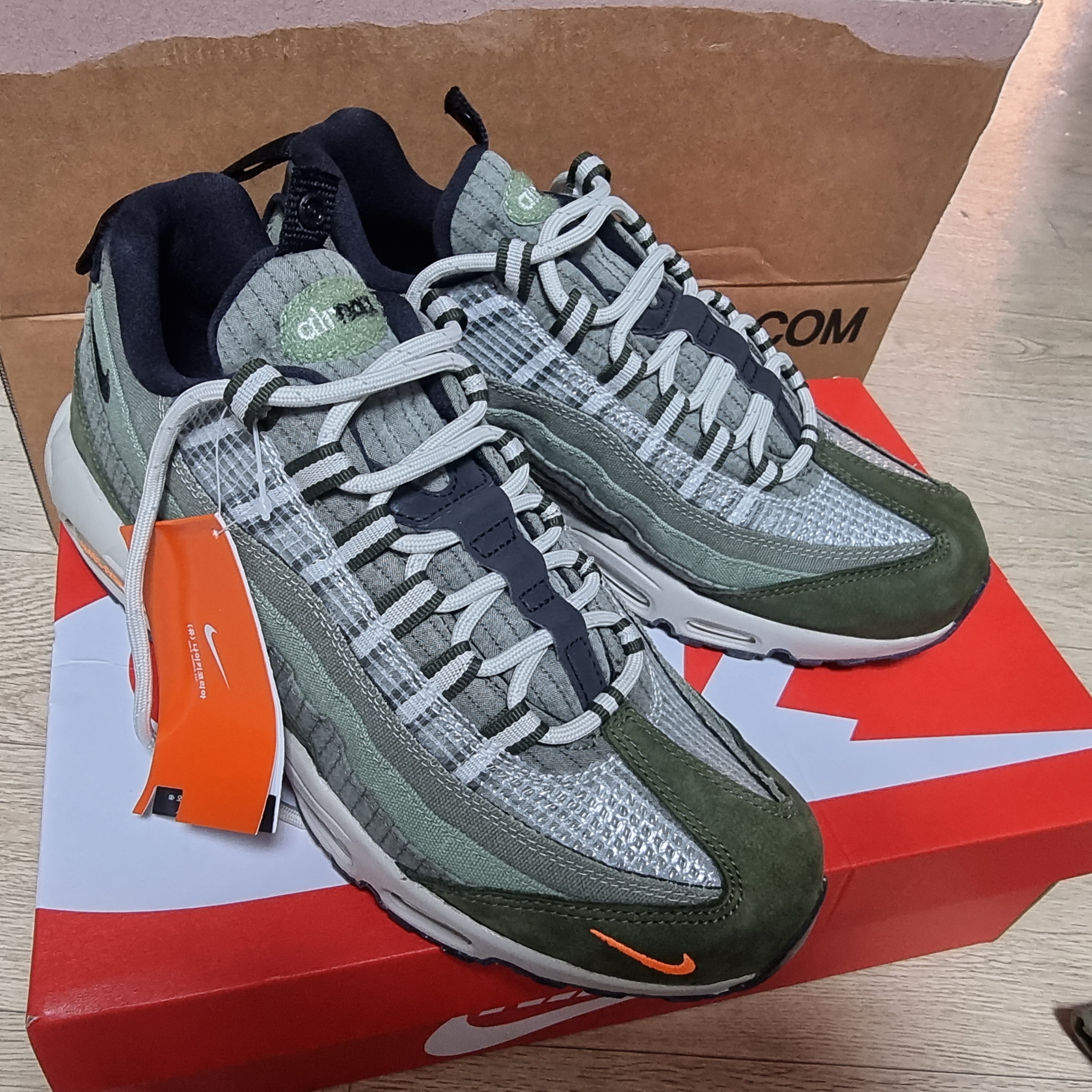 Nike Air Max 95 SE Medium Olive 착용 스타일 - 2