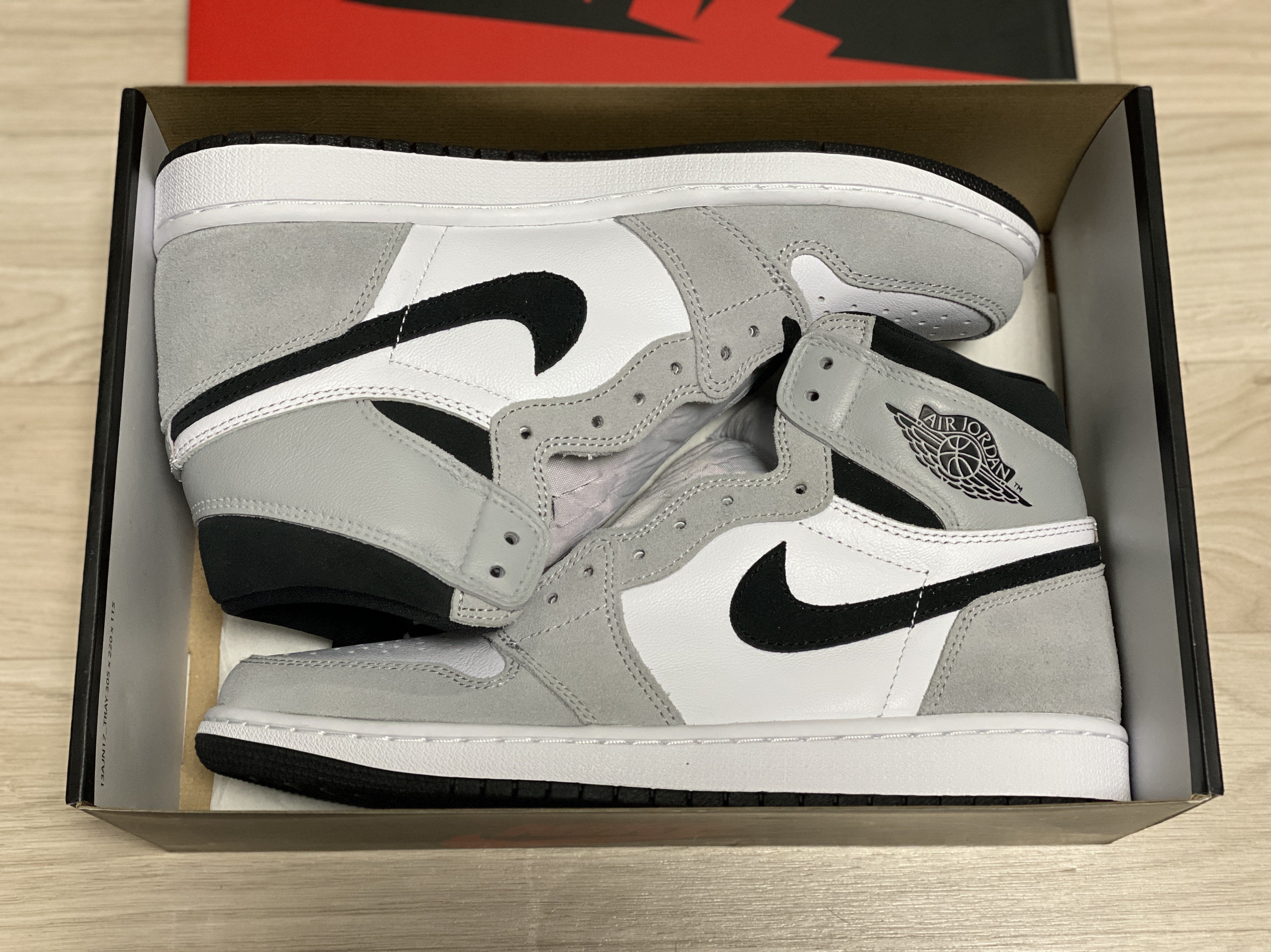 Jordan 1 Retro High OG Light Smoke Grey 착용 스타일 - 2