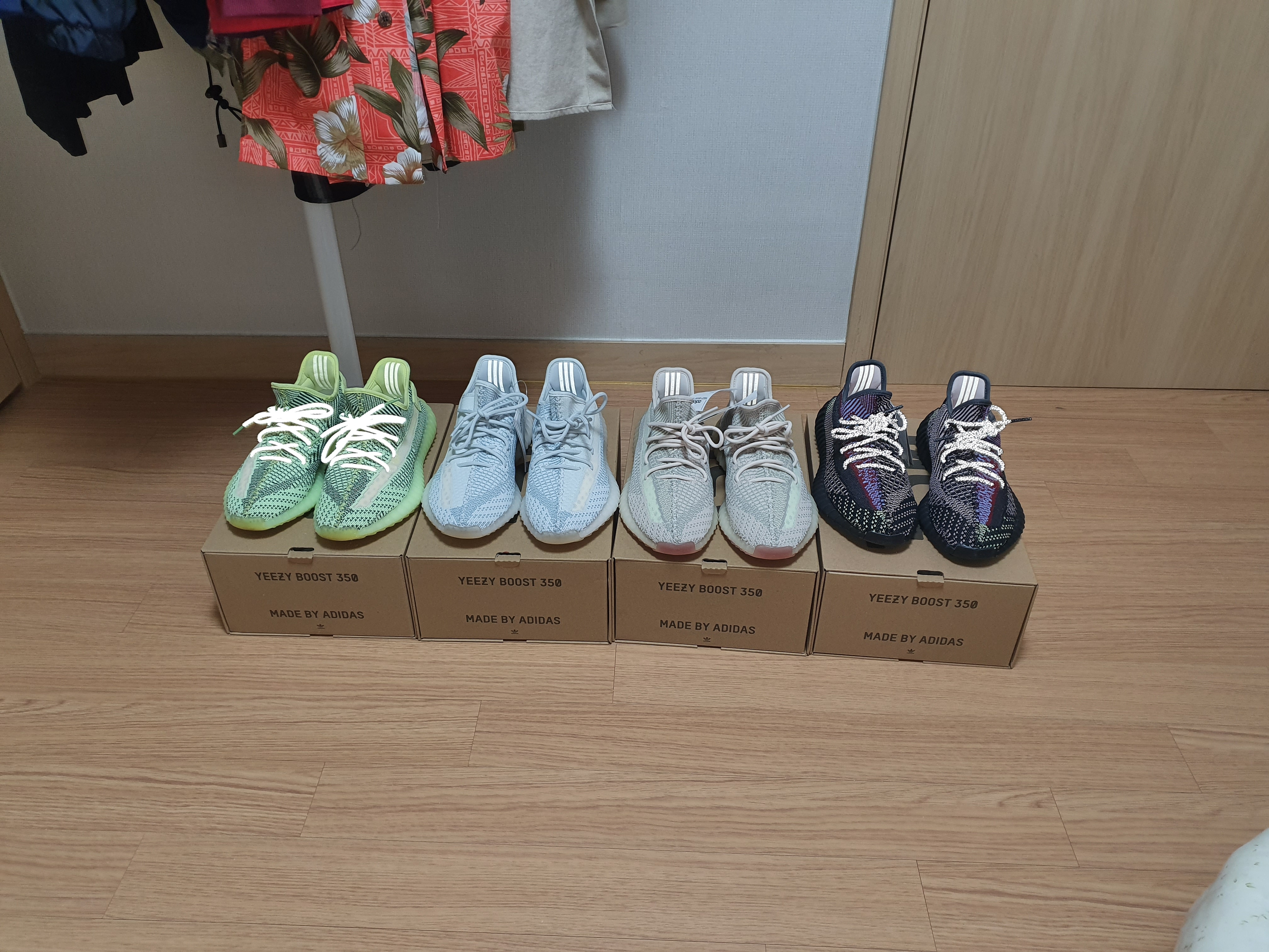 Adidas Yeezy Boost 350 V2 Yeezreel - Non-Reflective, Adidas Yeezy Boost 350 V2 Cloud White - Non-Reflective 착용 스타일 - 2