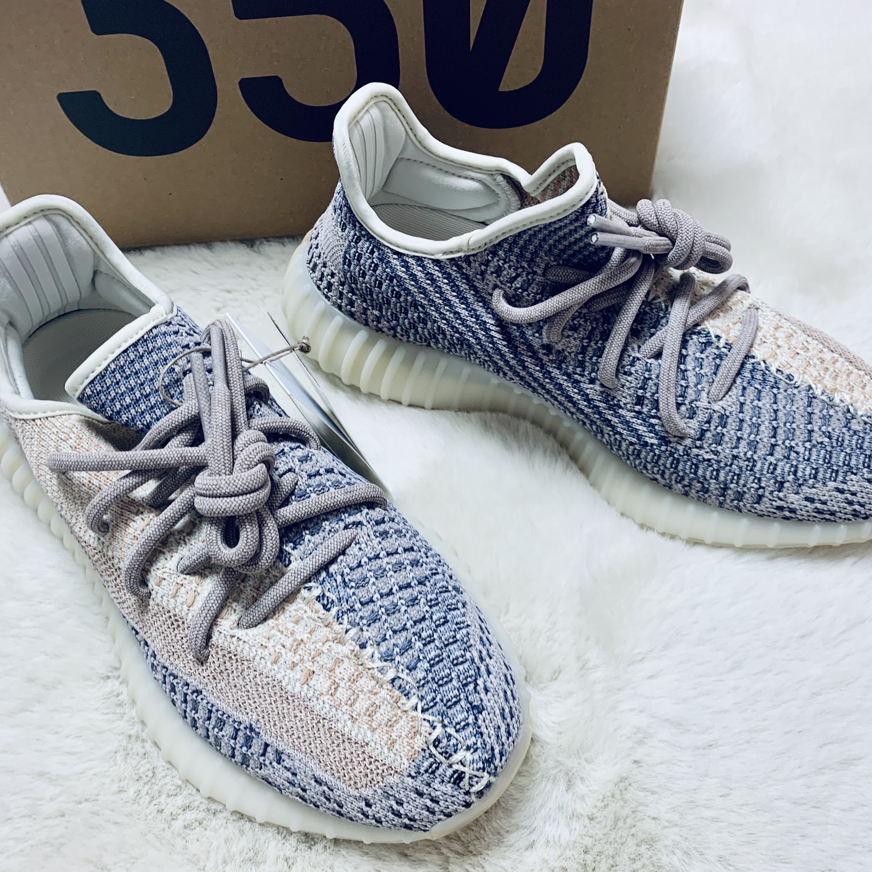 Adidas Yeezy Boost 350 V2 Ash Pearl 착용 스타일