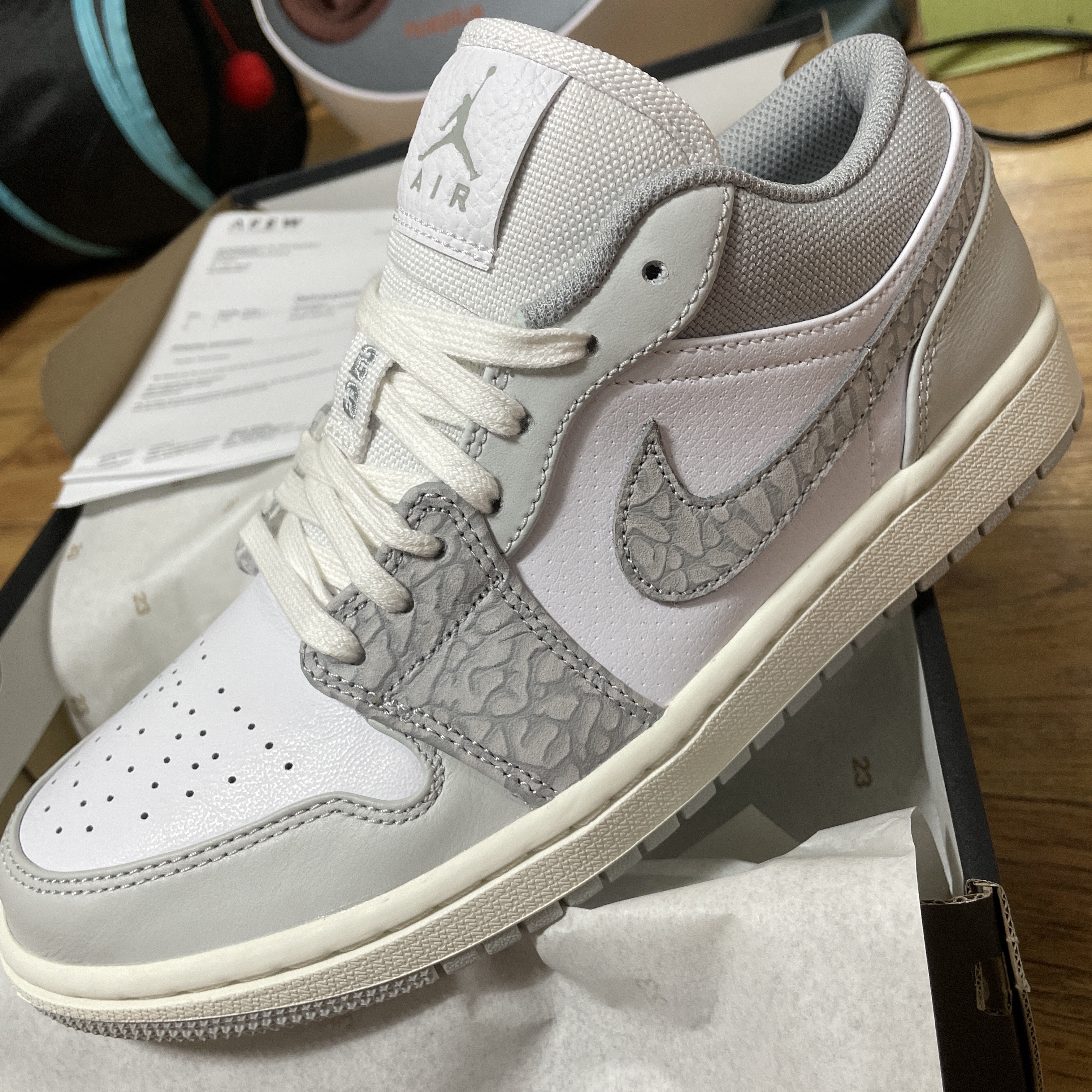 Jordan 1 Low PRM Elephant Print 착용 스타일 - 2