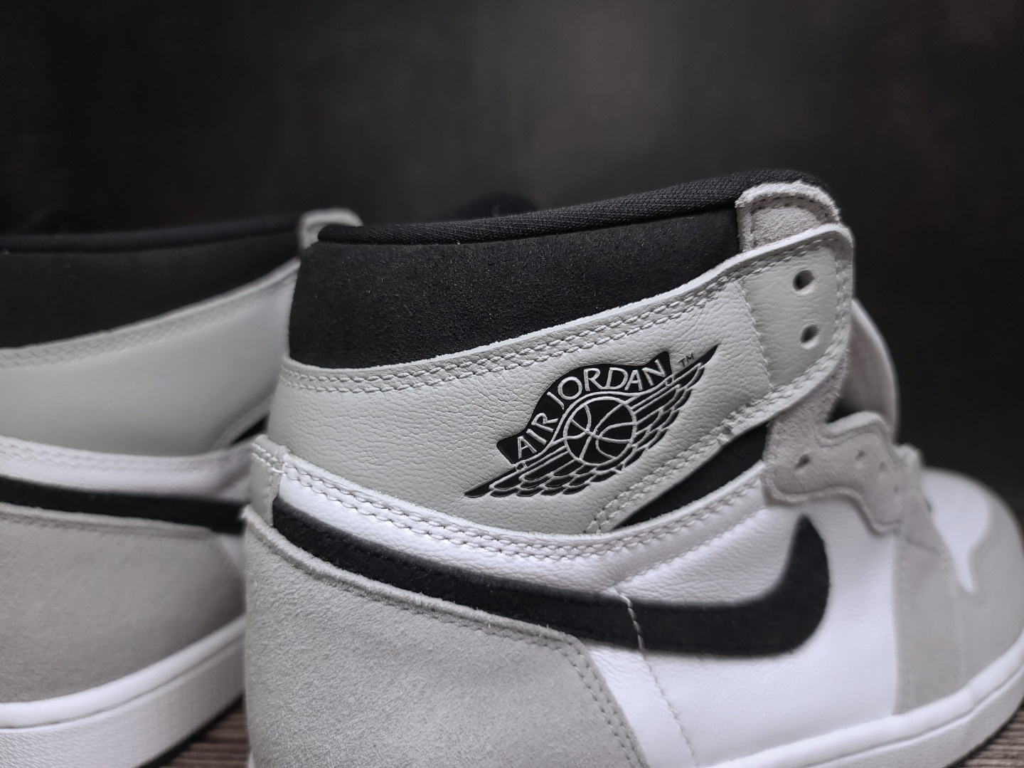 Jordan 1 Retro High OG Light Smoke Grey 착용 스타일 - 5