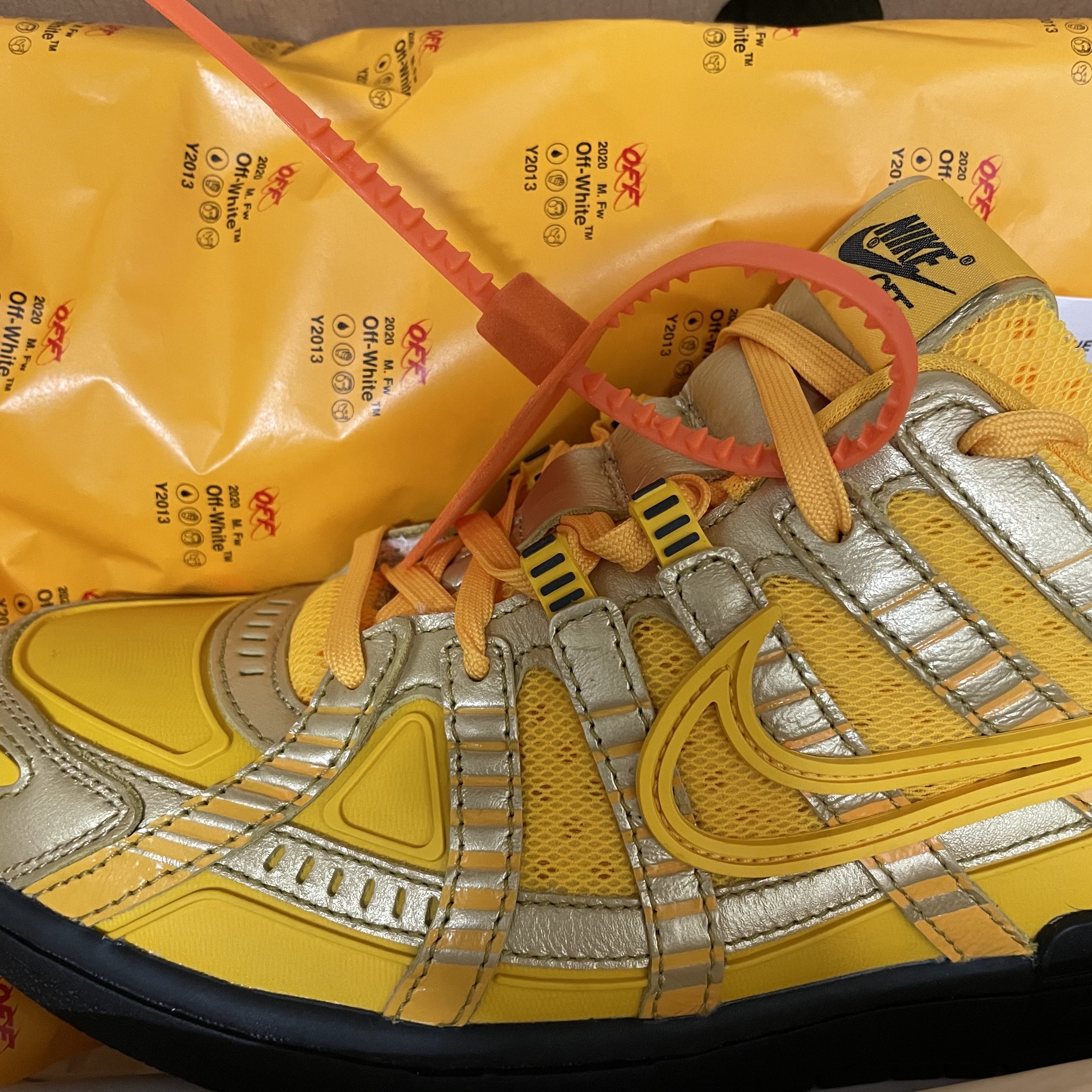 Nike x Off-White Air Rubber Dunk University Gold 착용 스타일