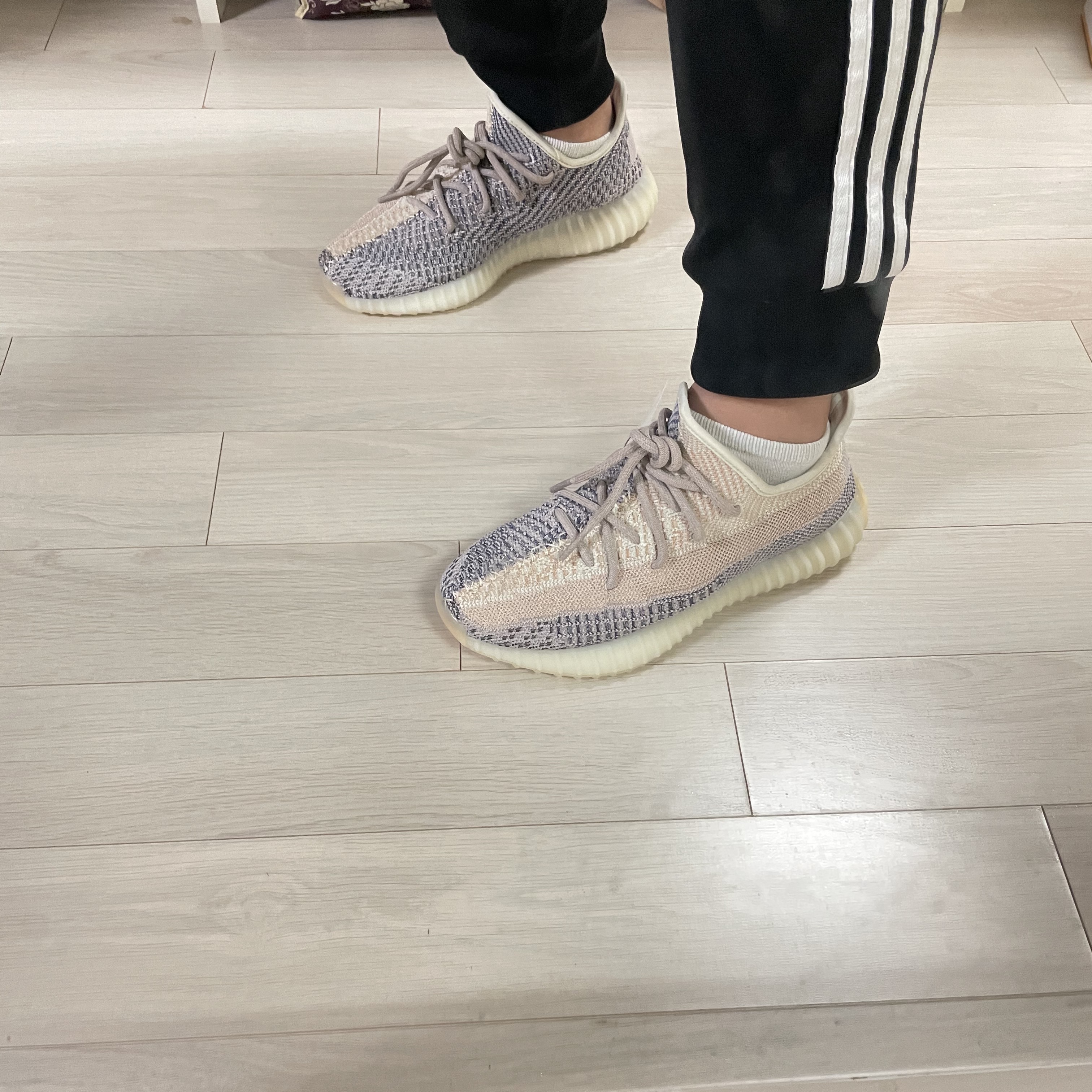 Adidas Yeezy Boost 350 V2 Ash Pearl 착용 스타일 - 2
