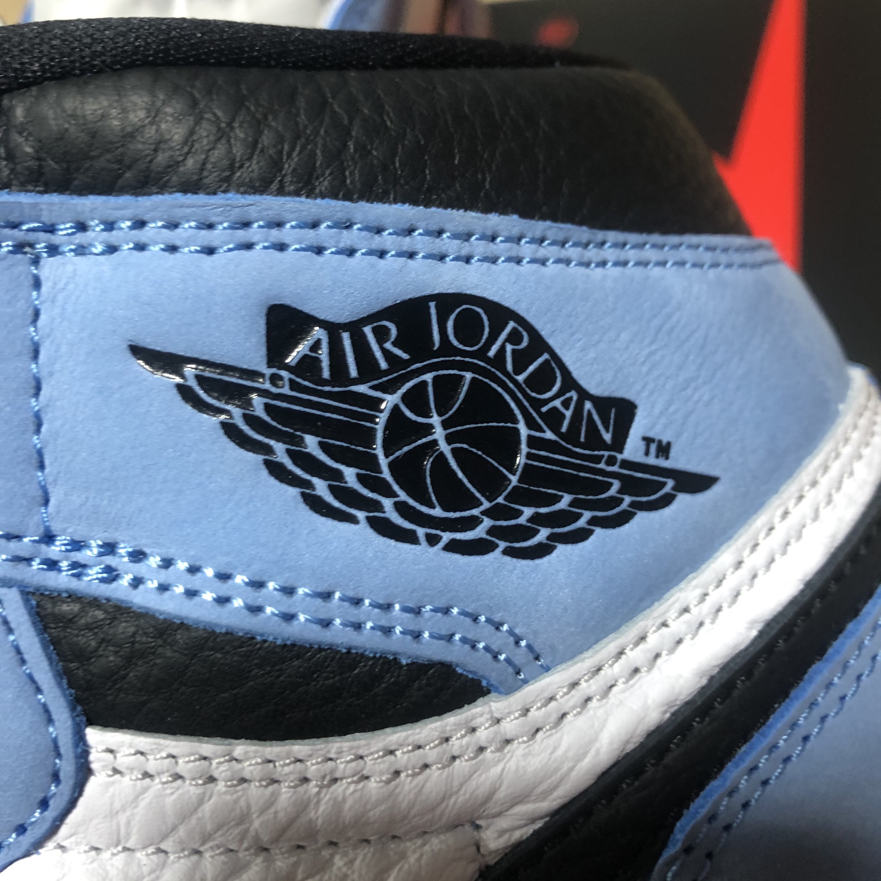 Jordan 1 Retro High OG University Blue 착용 스타일 - 5