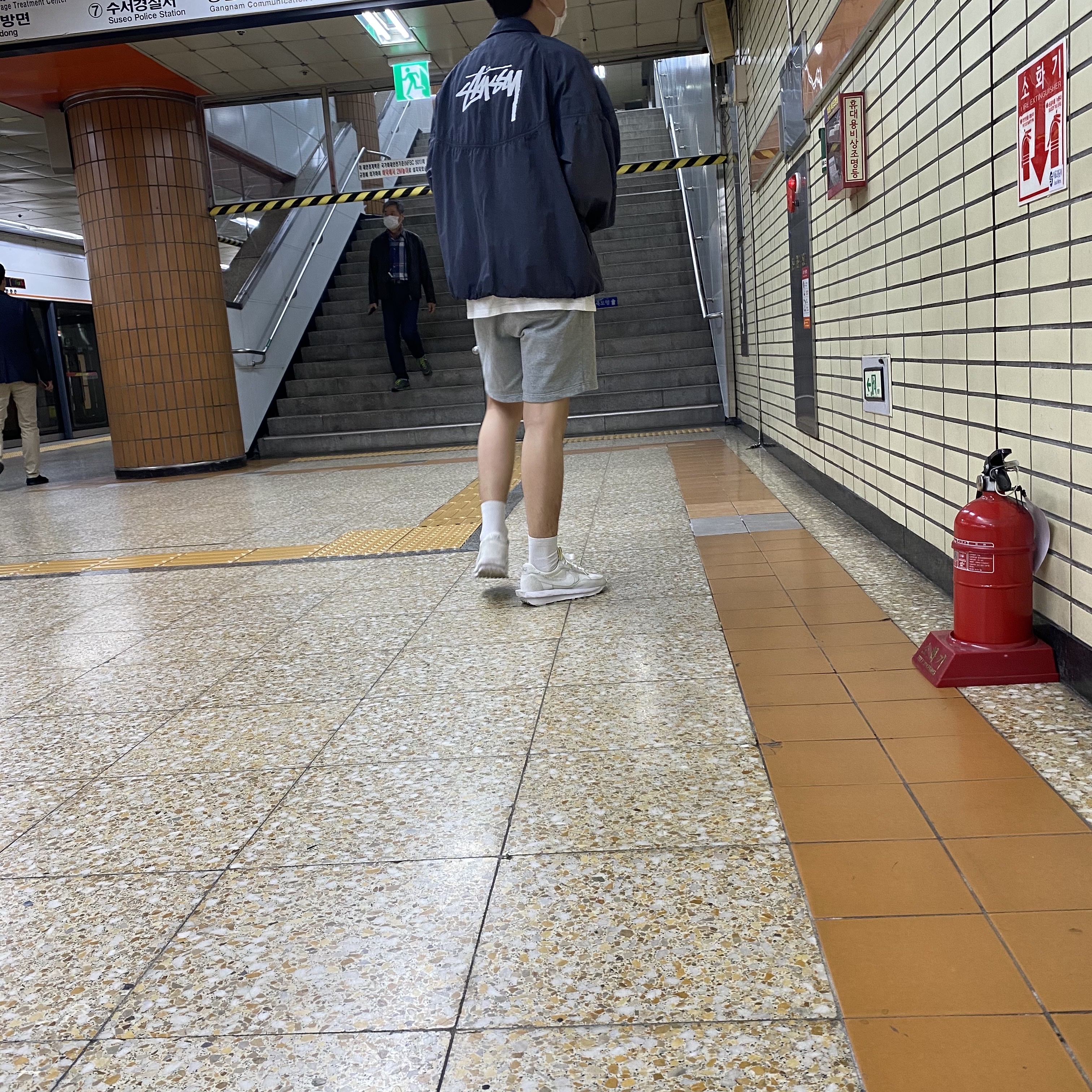 Nike x Sacai LDWaffle White Nylon, Nike x Stussy Windrunner Jacket Off Noir 착용 스타일
