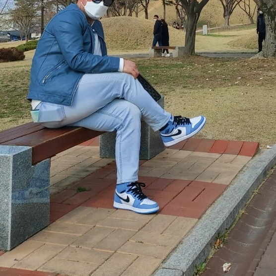 Jordan 1 Retro High OG University Blue 착용 스타일
