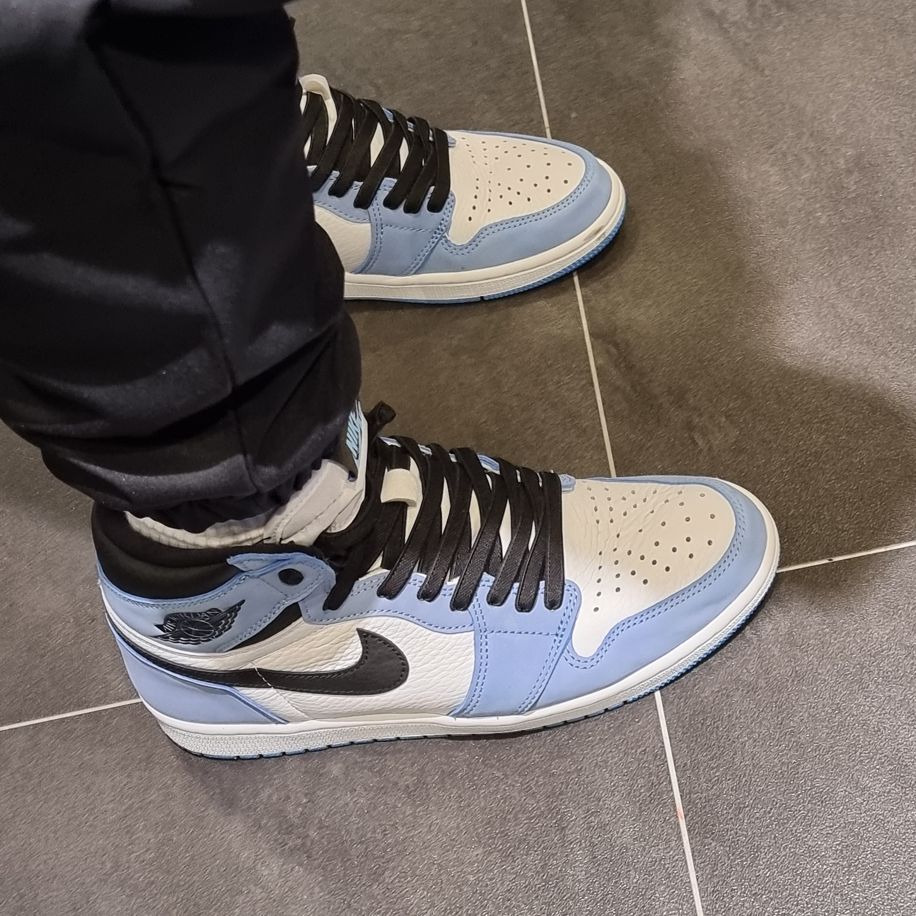 Jordan 1 Retro High OG University Blue 착용 스타일
