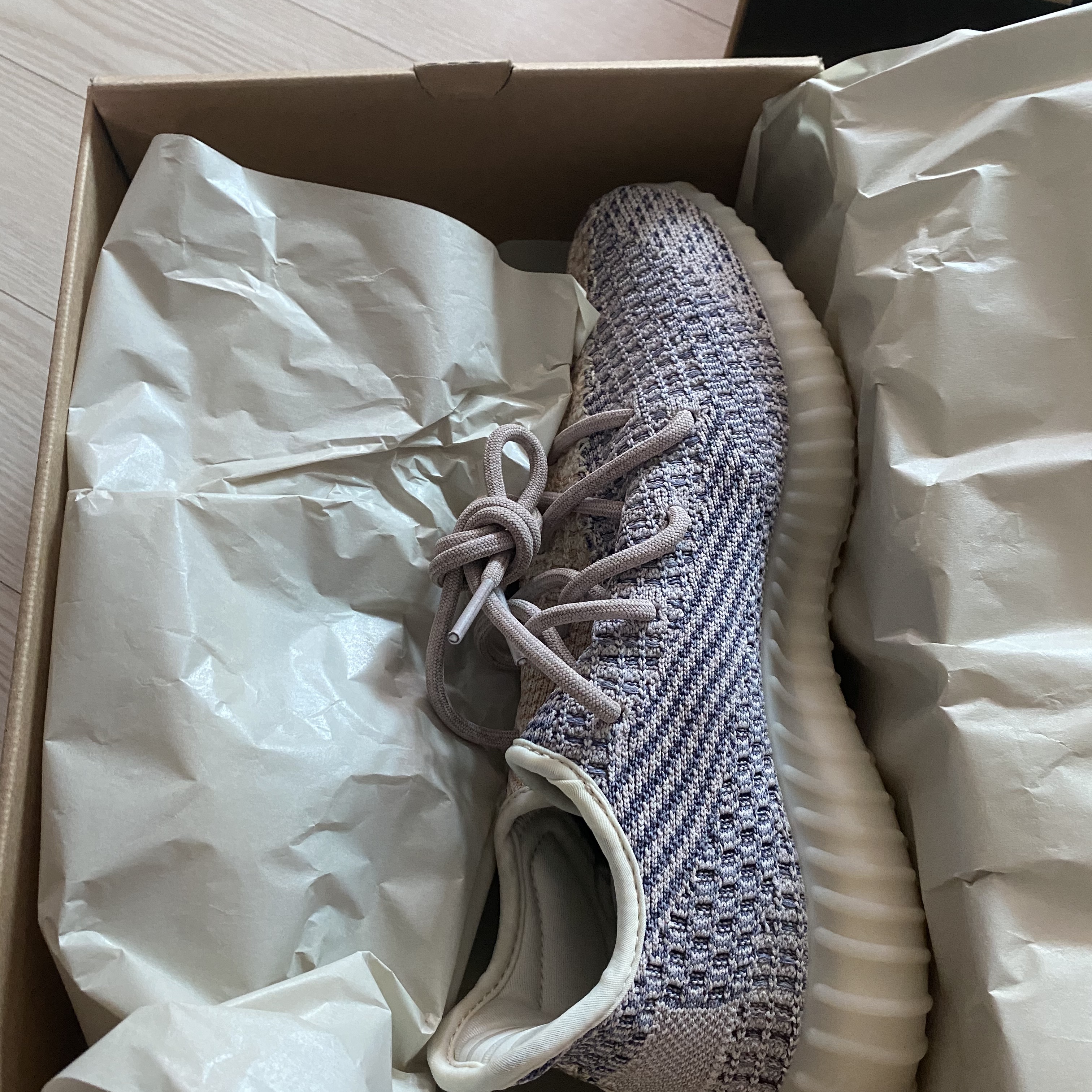 Adidas Yeezy Boost 350 V2 Ash Pearl 착용 스타일 - 2