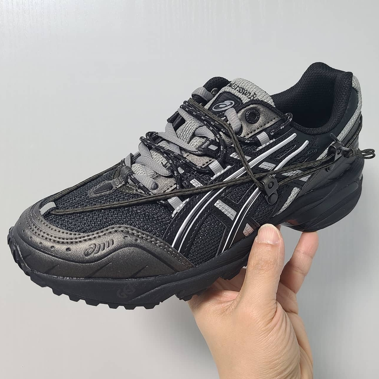 Asics x Andersson Bell Gel-1090 Black Silver 착용 스타일