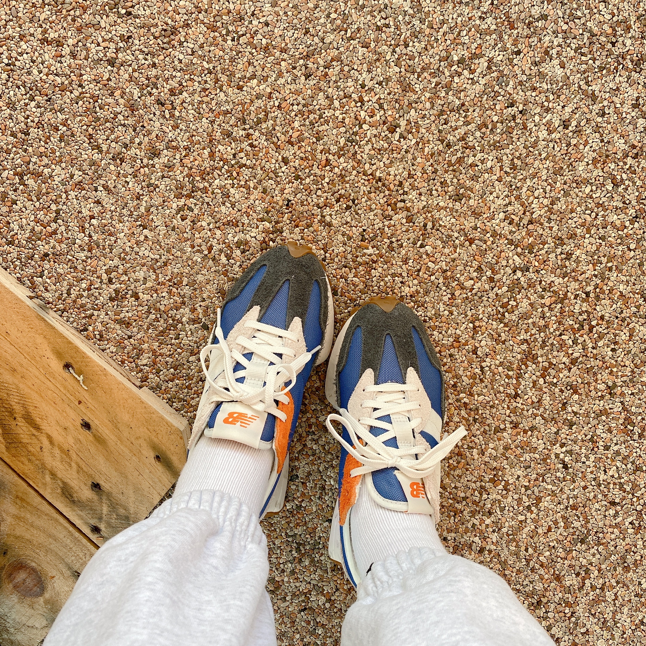 (W) New Balance 327 Magnetic Blue Varsity Orange 착용 스타일