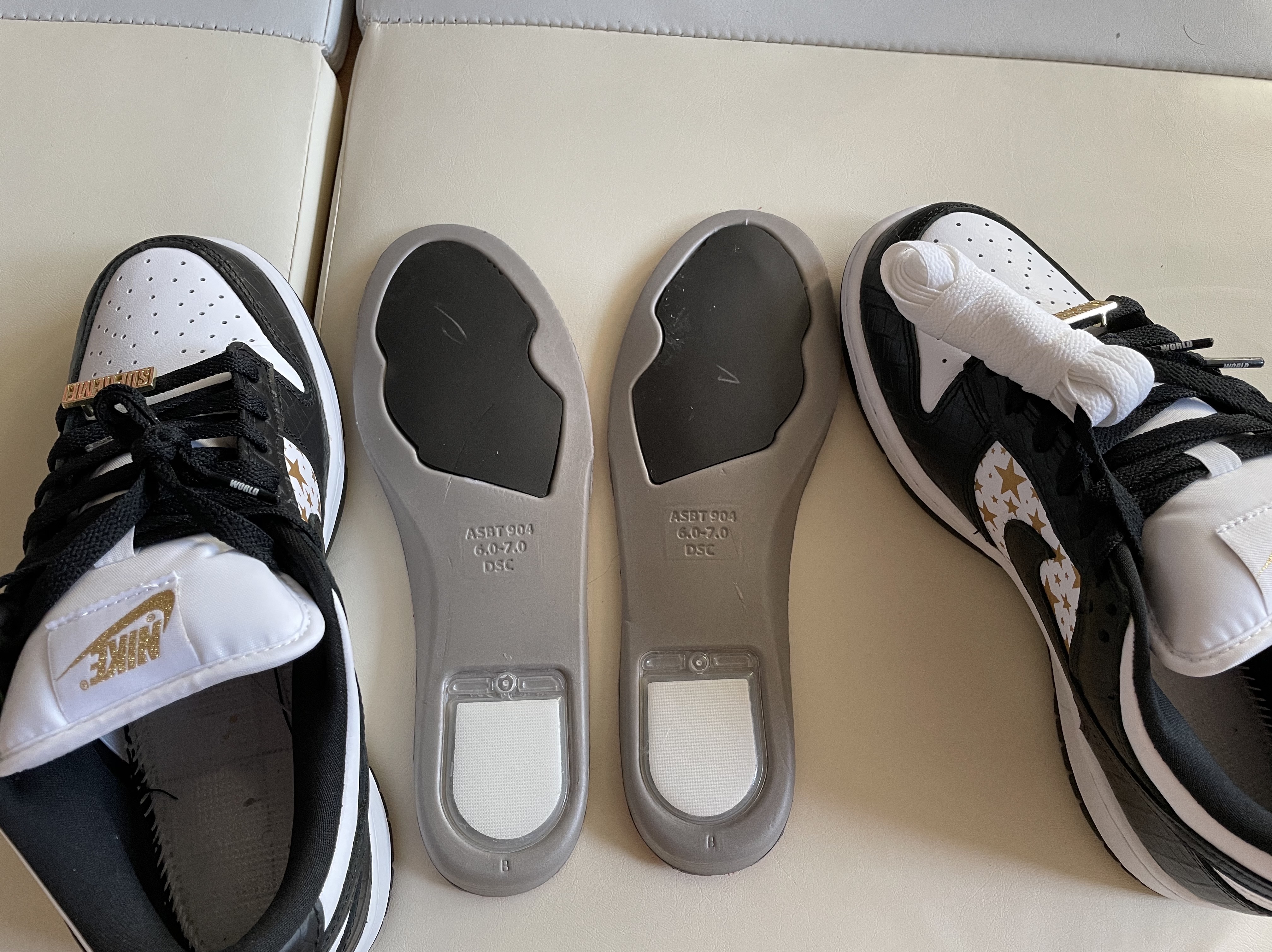 Nike x Supreme SB Dunk Low Black 착용 스타일 - 2