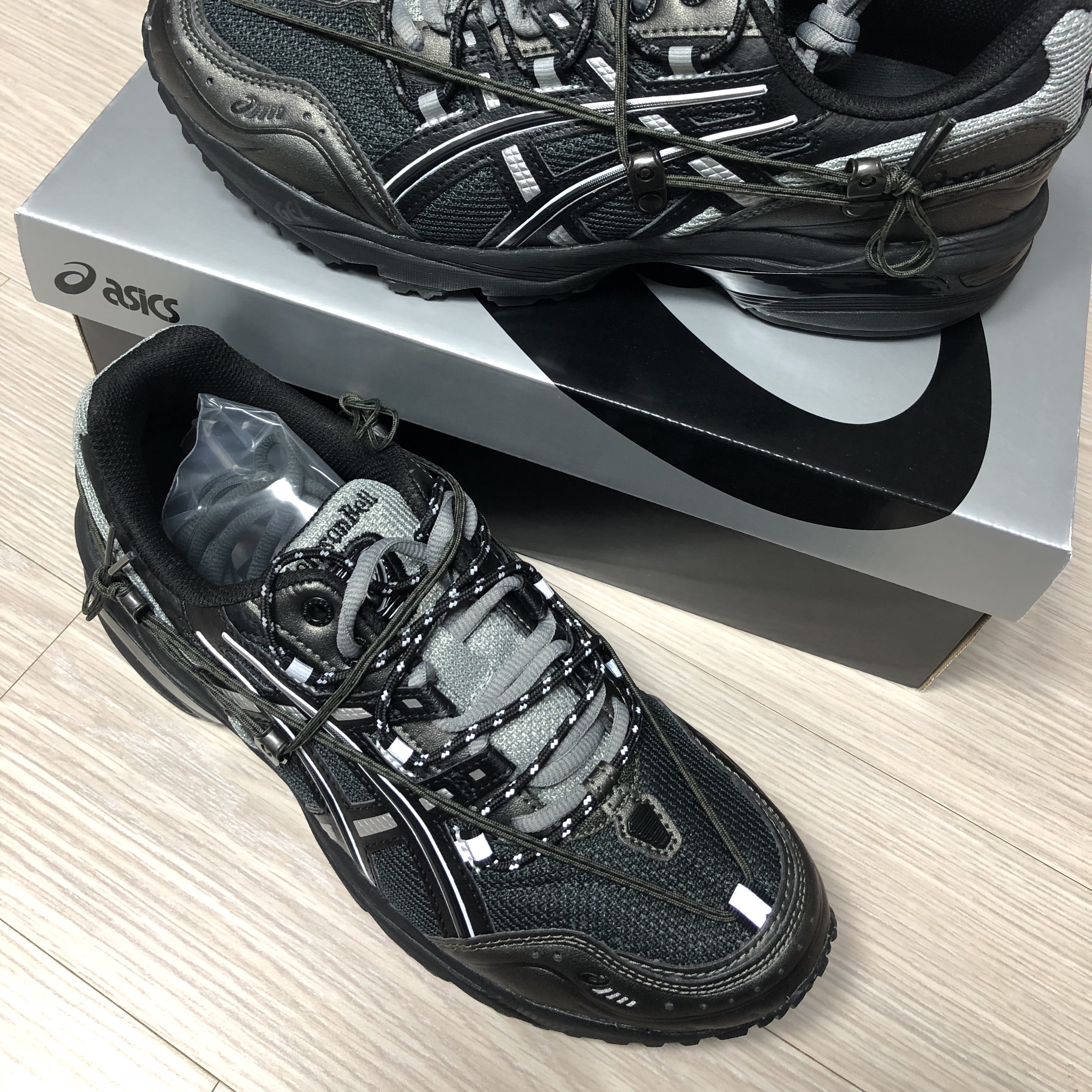 Asics x Andersson Bell Gel-1090 Black Silver 착용 스타일
