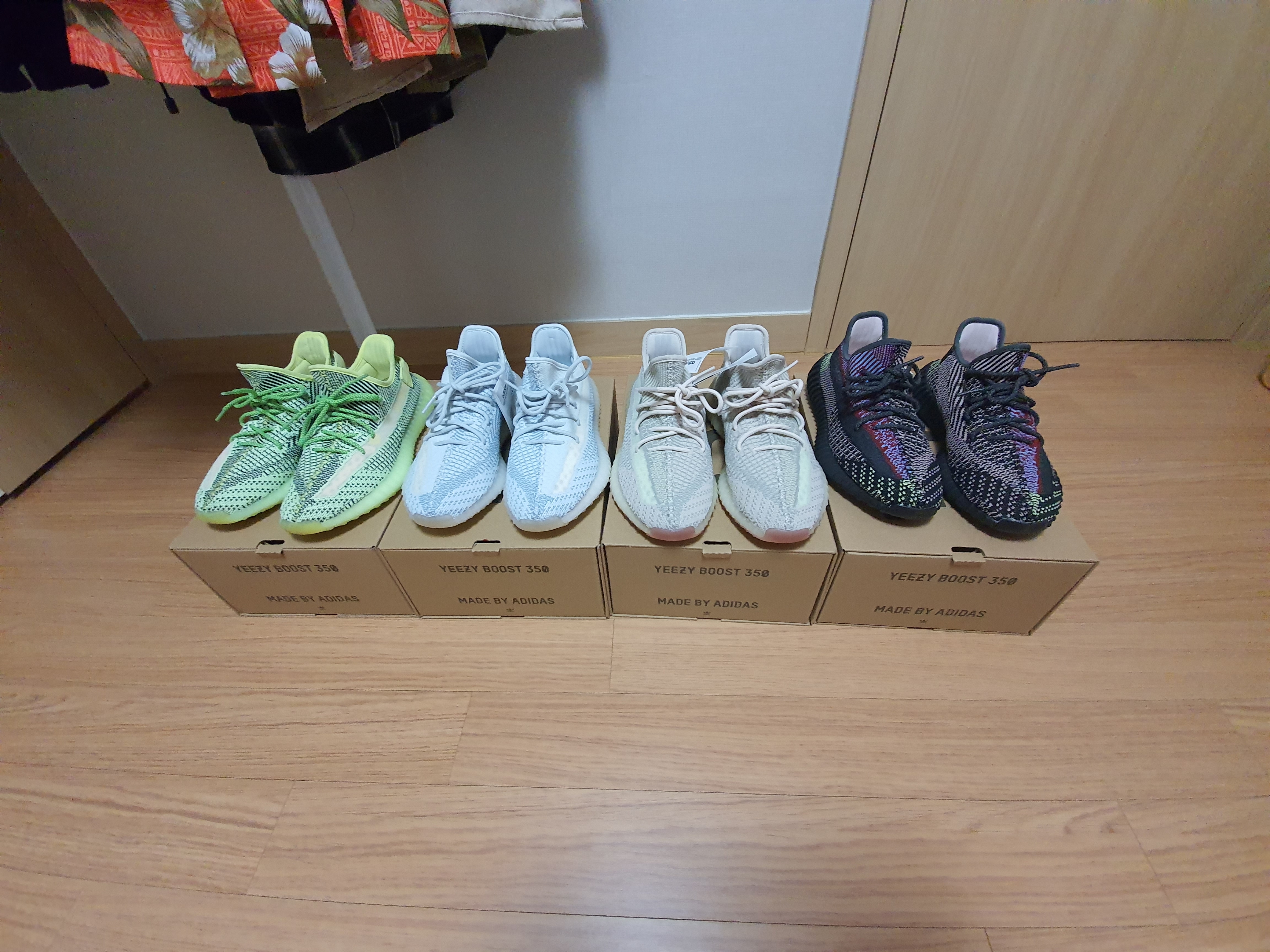 Adidas Yeezy Boost 350 V2 Yeezreel - Non-Reflective, Adidas Yeezy Boost 350 V2 Cloud White - Non-Reflective 착용 스타일 - 1