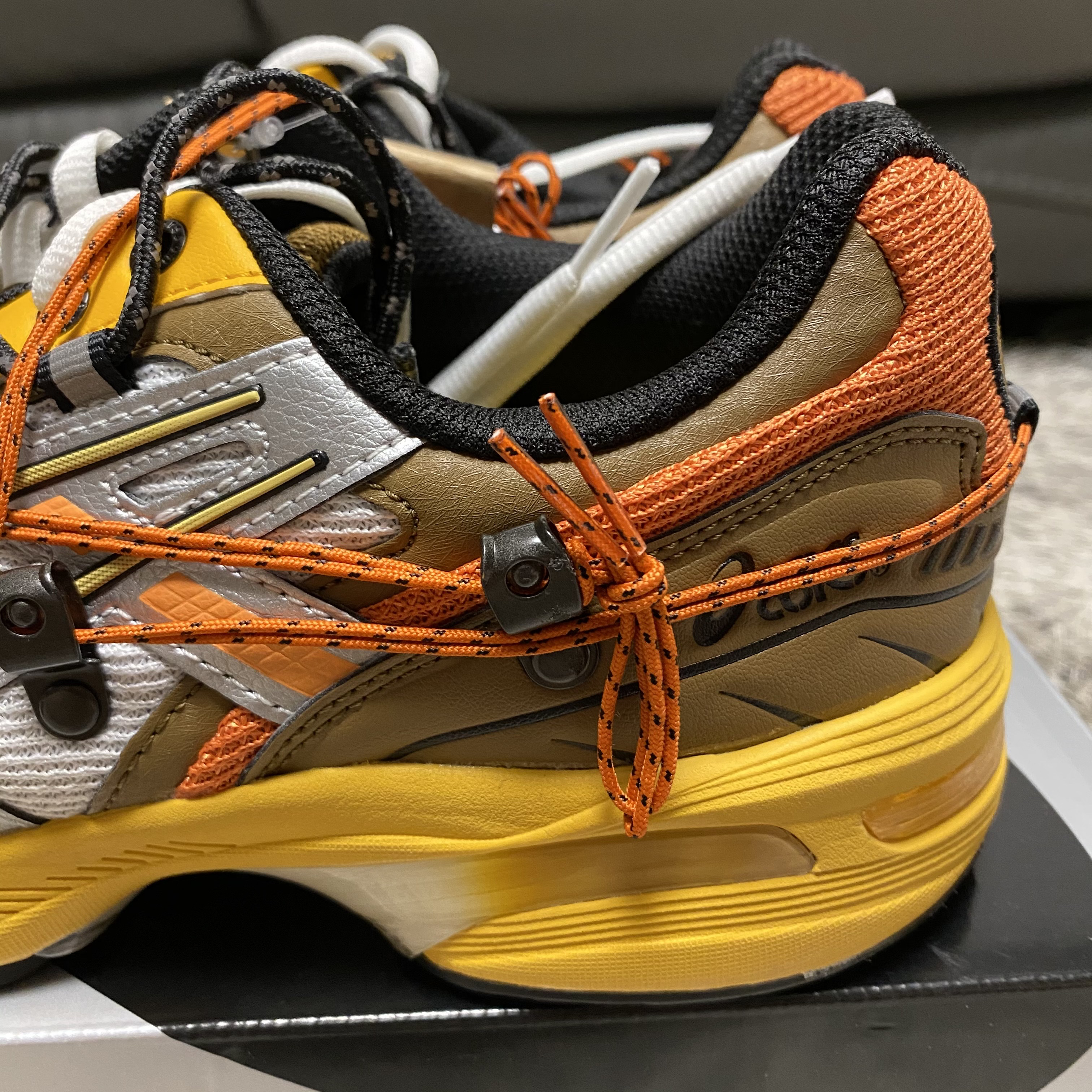 Asics x Andersson Bell Gel-1090 White Orange 착용 스타일 - 3