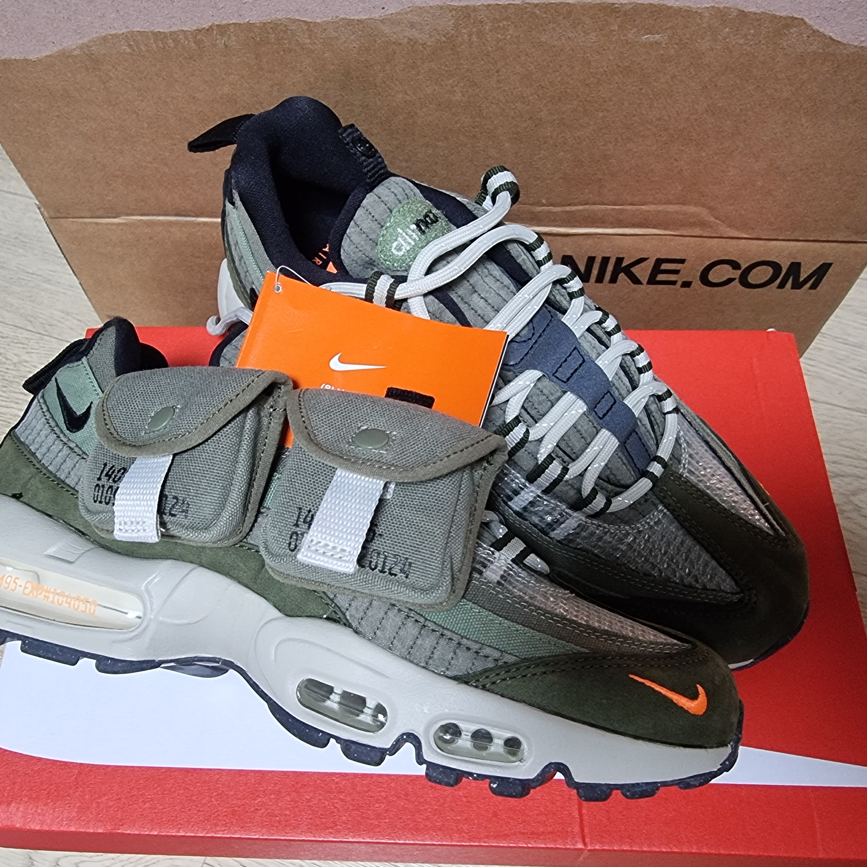 Nike Air Max 95 SE Medium Olive 착용 스타일 - 1