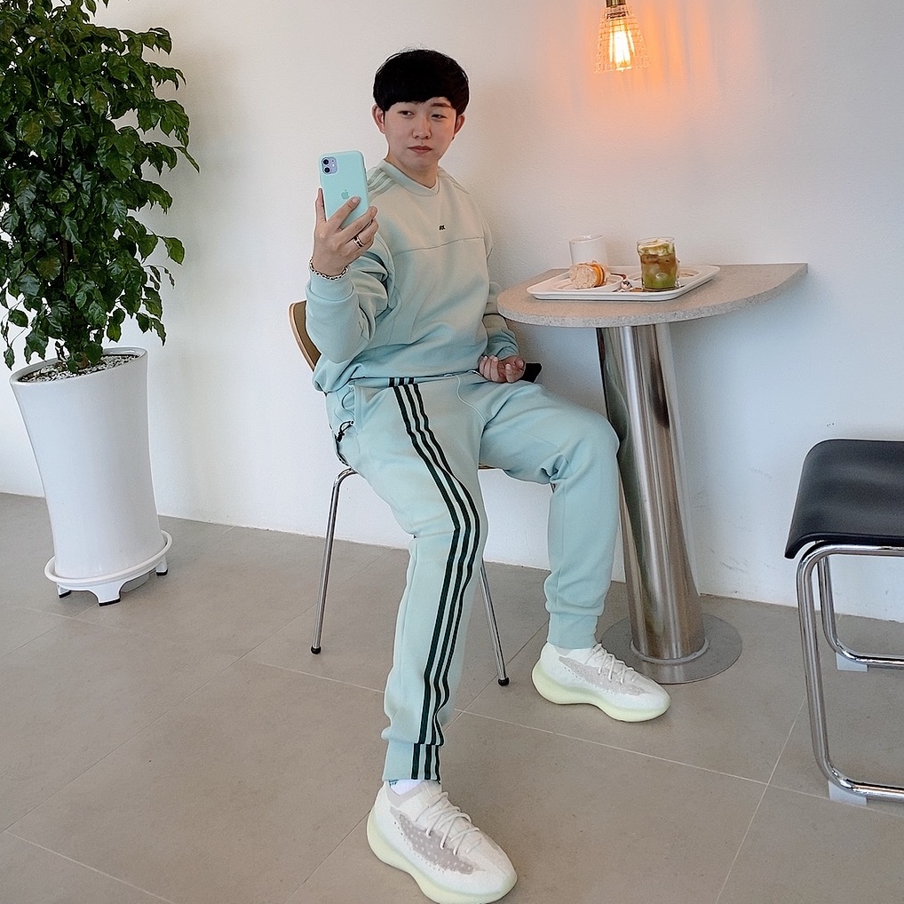Adidas Yeezy Boost 380 Calcite Glow 착용 스타일
