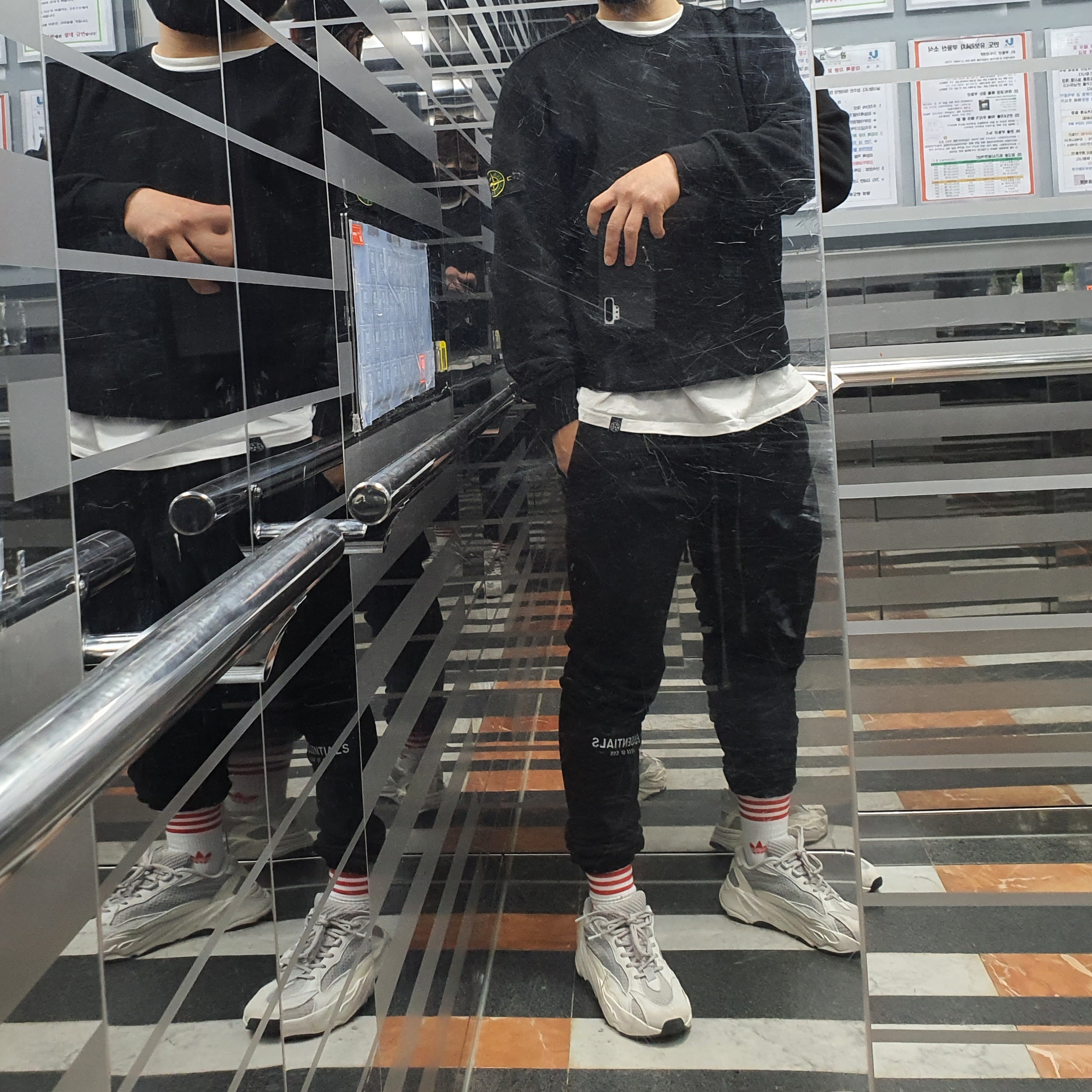 Adidas Yeezy Boost 700 V2 Static 2018, Essentials Sweatpants Dark Slate/Black 2020 착용 스타일