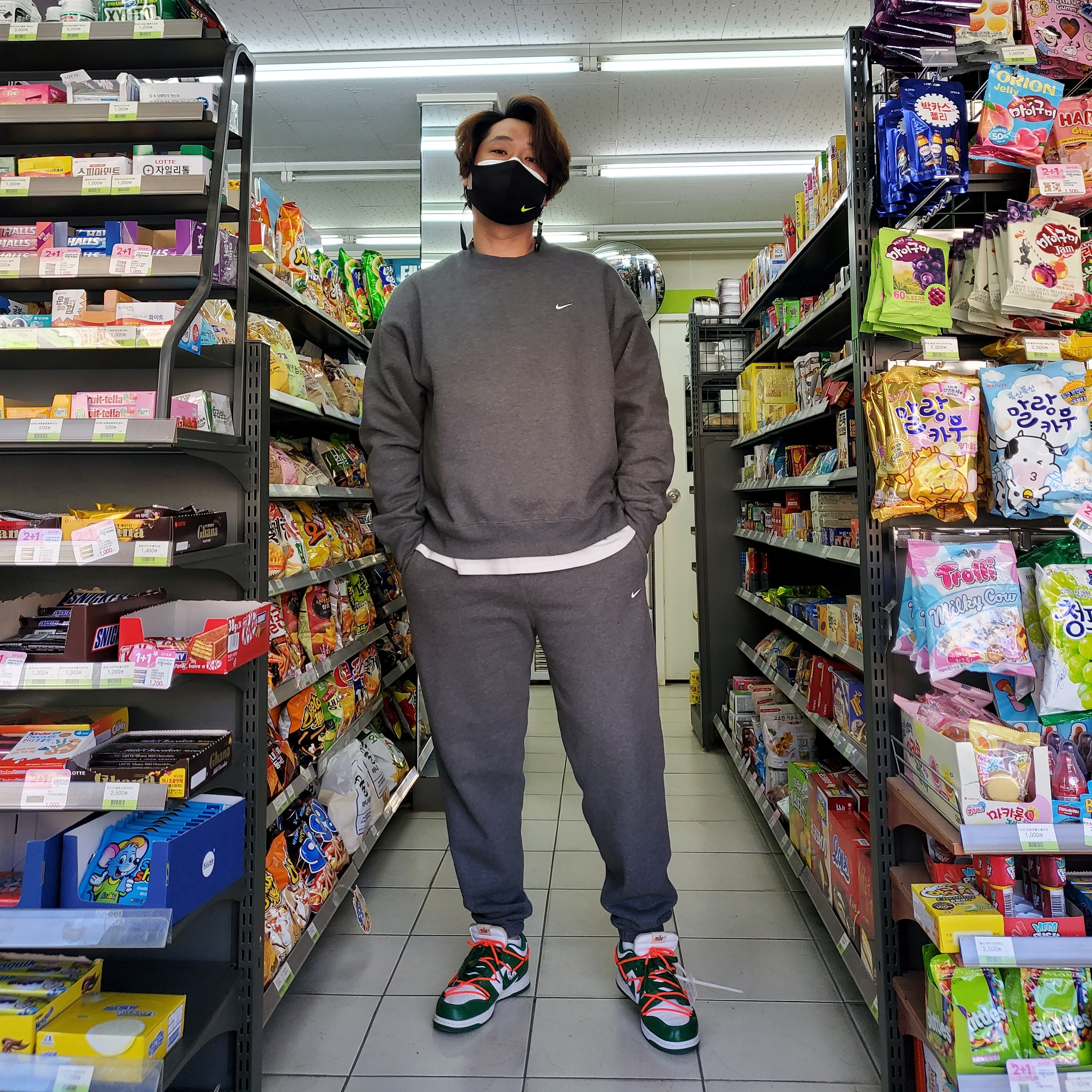 Nike x Off-White Dunk Low Pine Green, Nike M NRG Sweatpants Wash Charcoal Heather White 착용 스타일 - 1