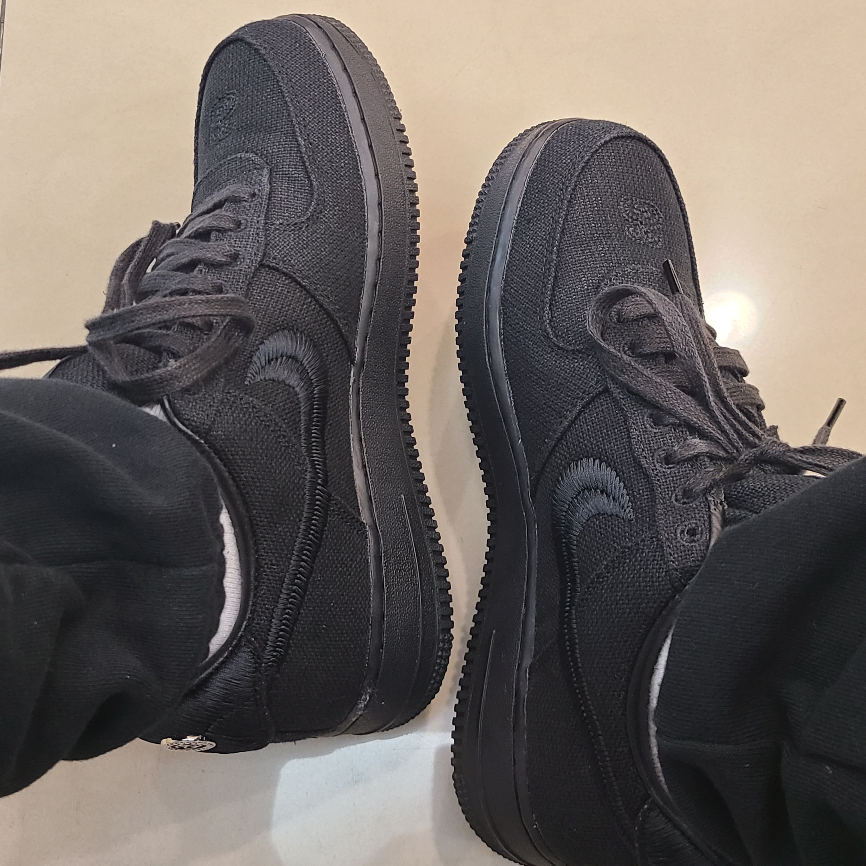 Nike x Stussy Air Force 1 Low Triple Black 착용 스타일