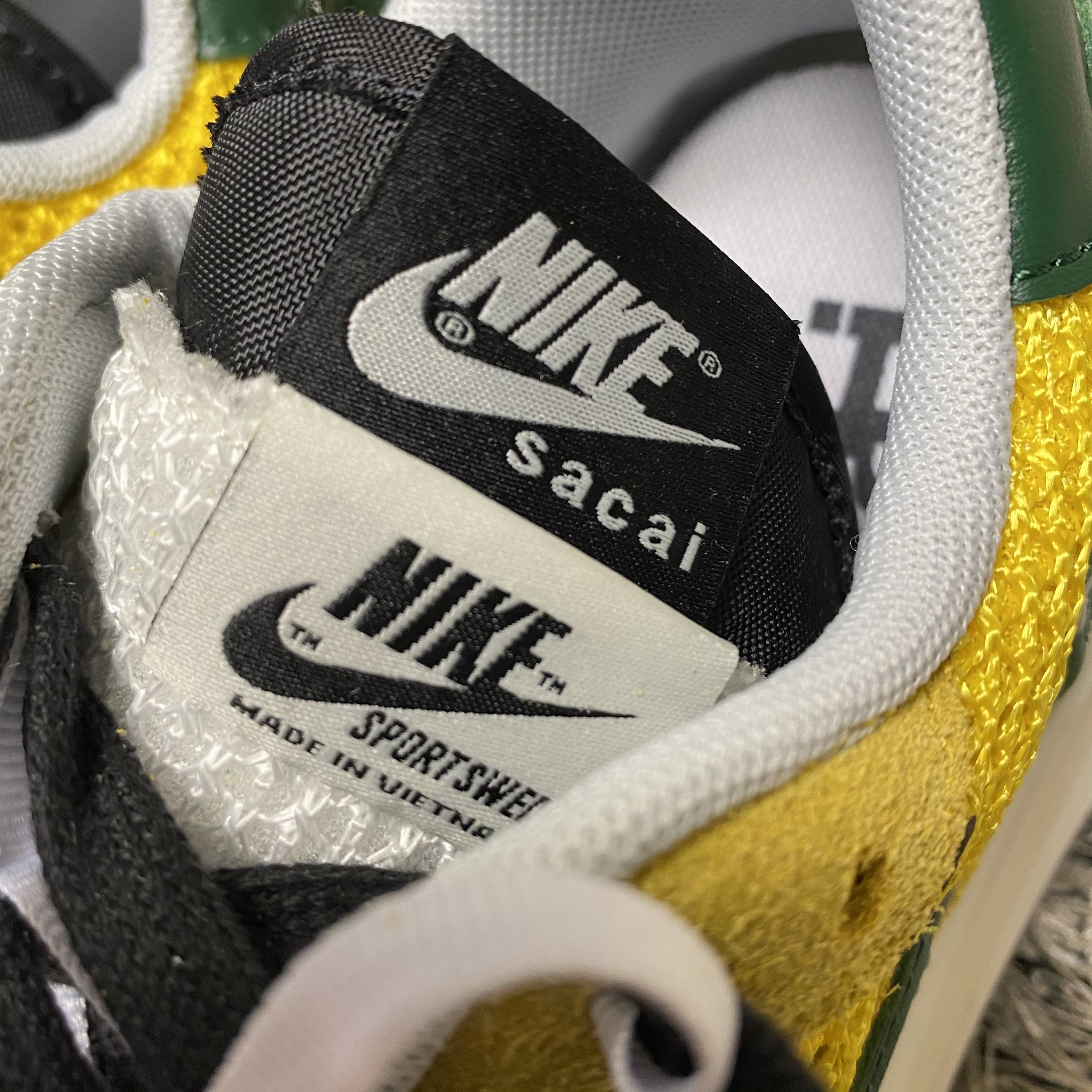 Nike x Sacai VaporWaffle Tour Yellow & Gorge Green Sail 착용 스타일 - 3