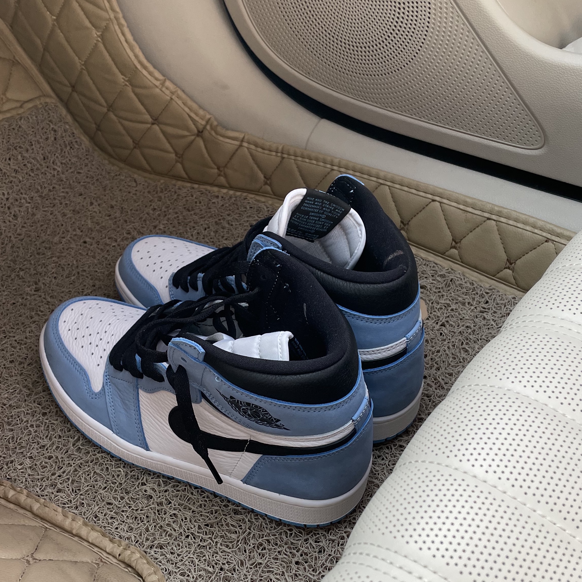 Jordan 1 Retro High OG University Blue 착용 스타일
