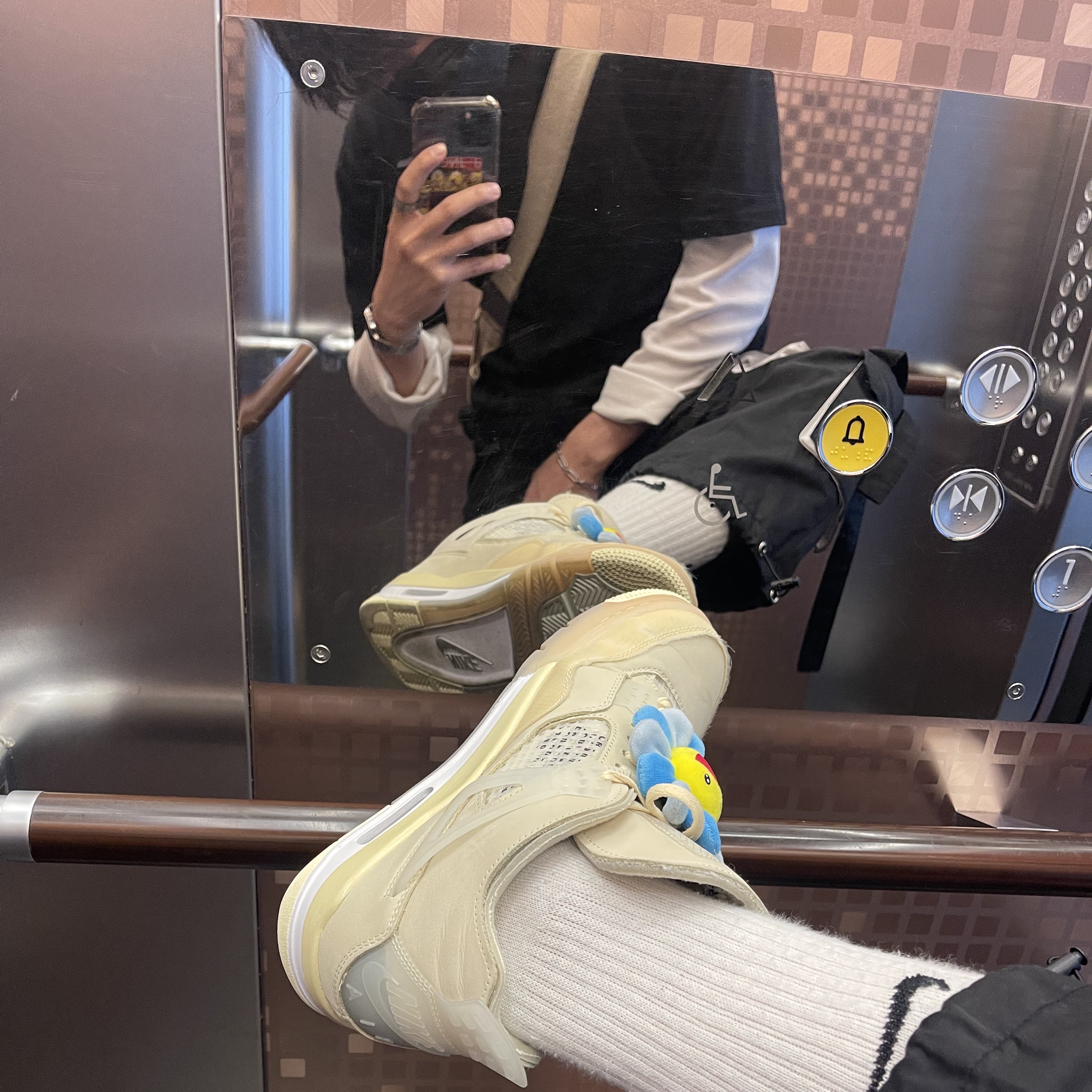 (W) Jordan 4 x Off-White Retro SP Sail 착용 스타일