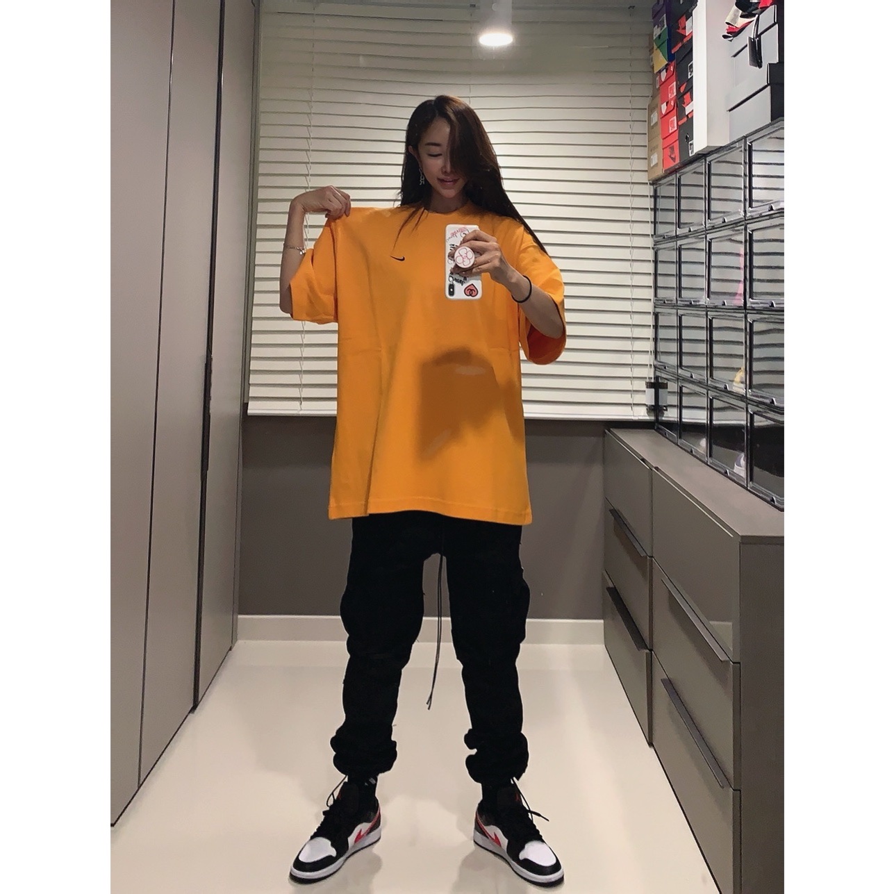Nike x Kim Jones Oversized T-Shirt Circuit Orange - Asia, (W) Jordan 1 Low Black Siren Red 착용 스타일 - 1