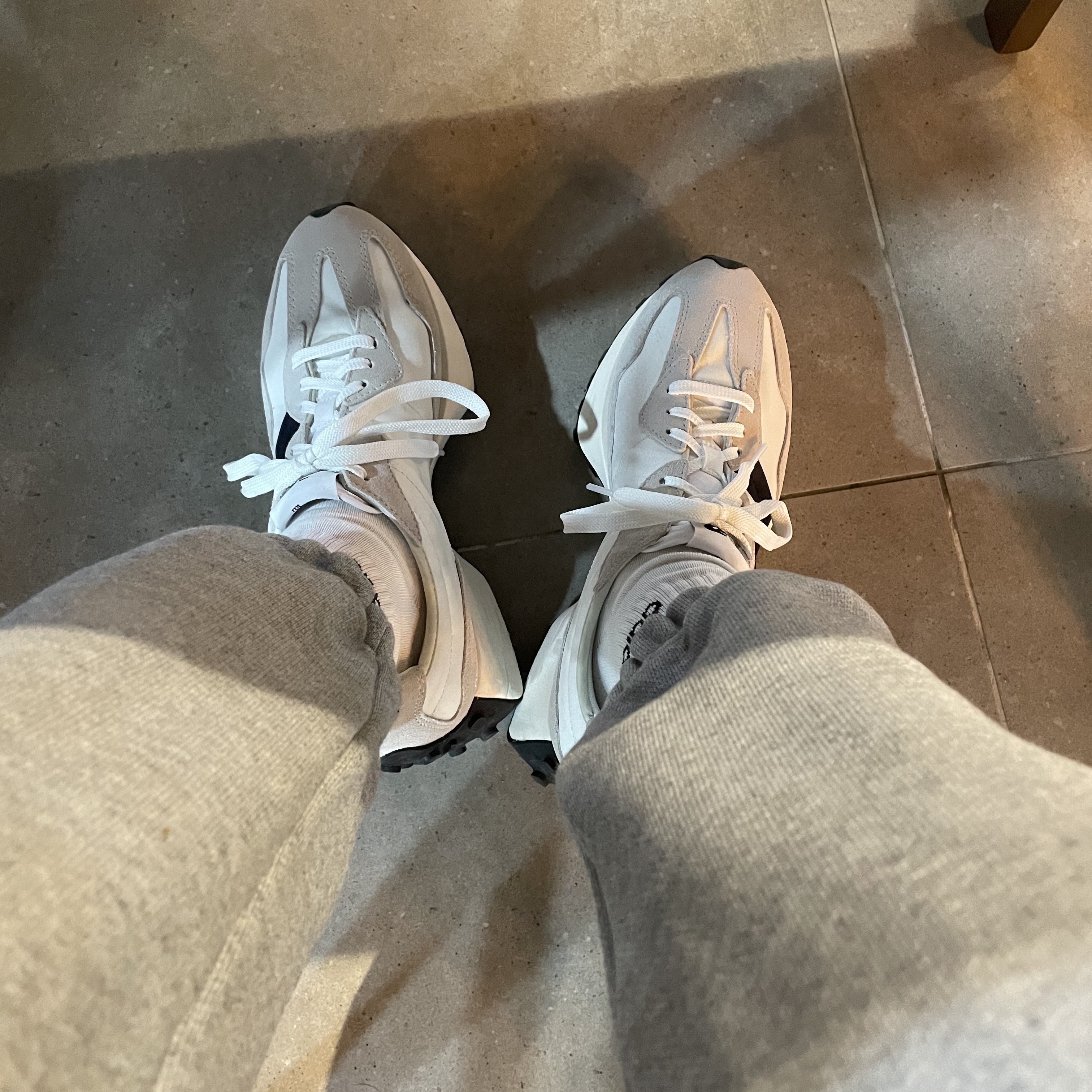 New Balance 327 White Black 착용 스타일