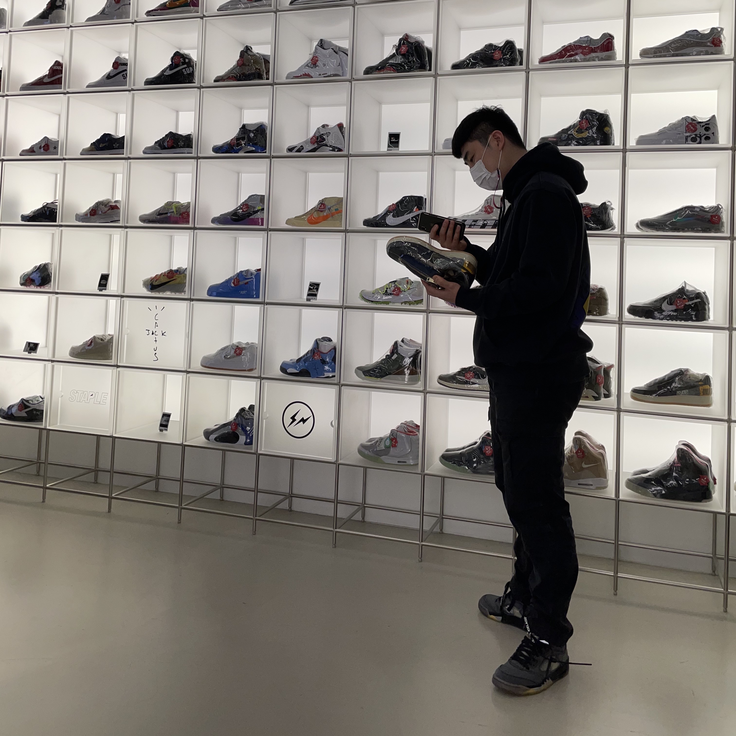 Jordan 5 x Off-White Retro SP Black Muslin, Nike x Travis Scott Air Force 1 Low Cactus Jack 착용 스타일