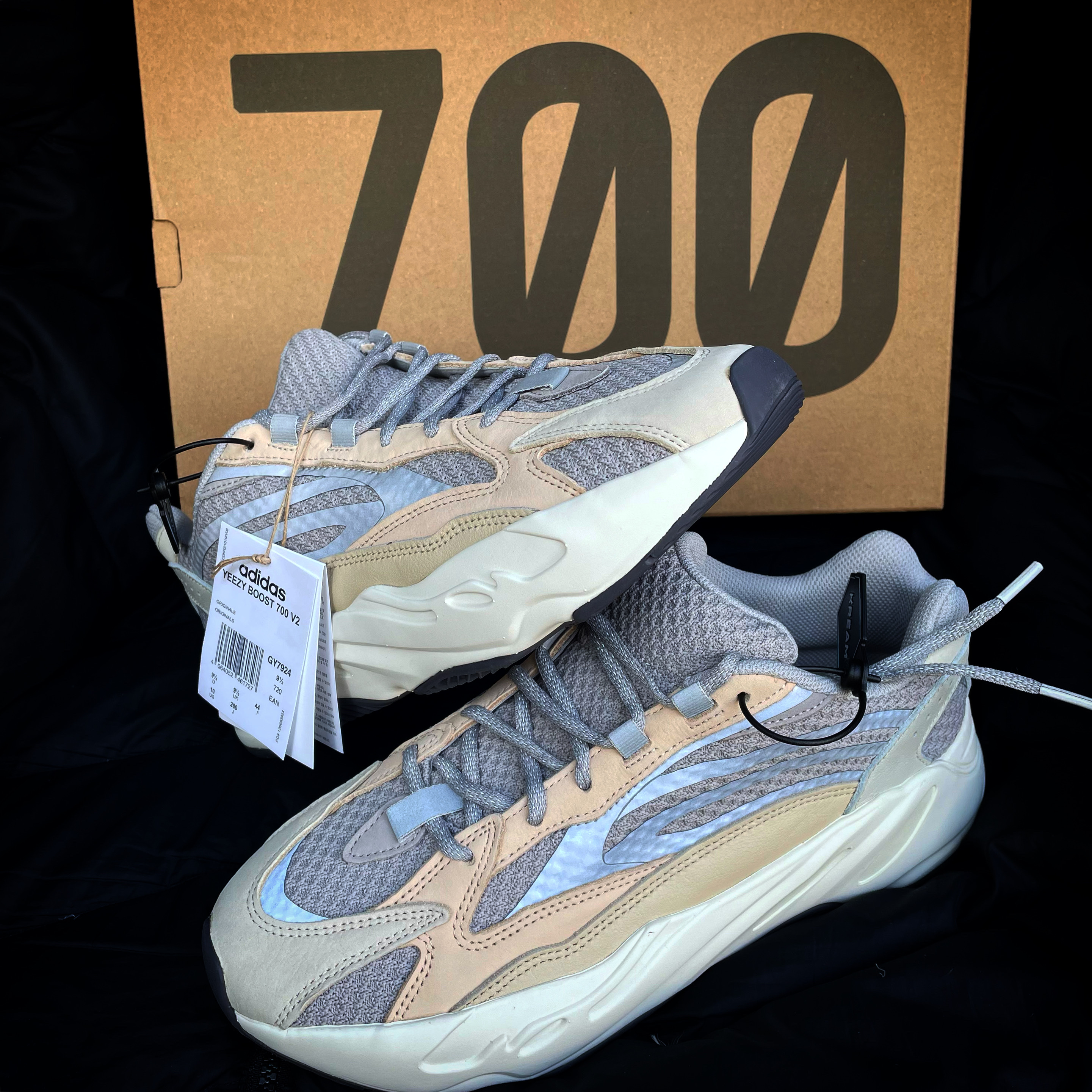 Adidas Yeezy Boost 700 V2 Cream 착용 스타일