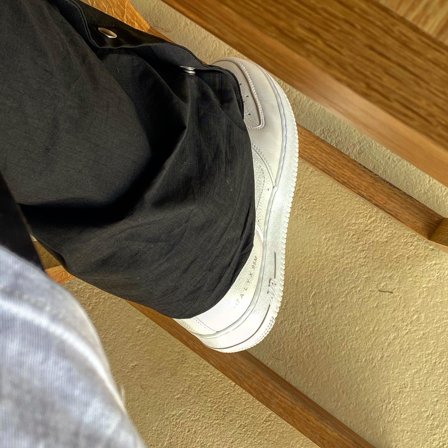 Nike x 1017 Alyx 9SM Air Force 1 High Triple White 2020 착용 스타일 - 3