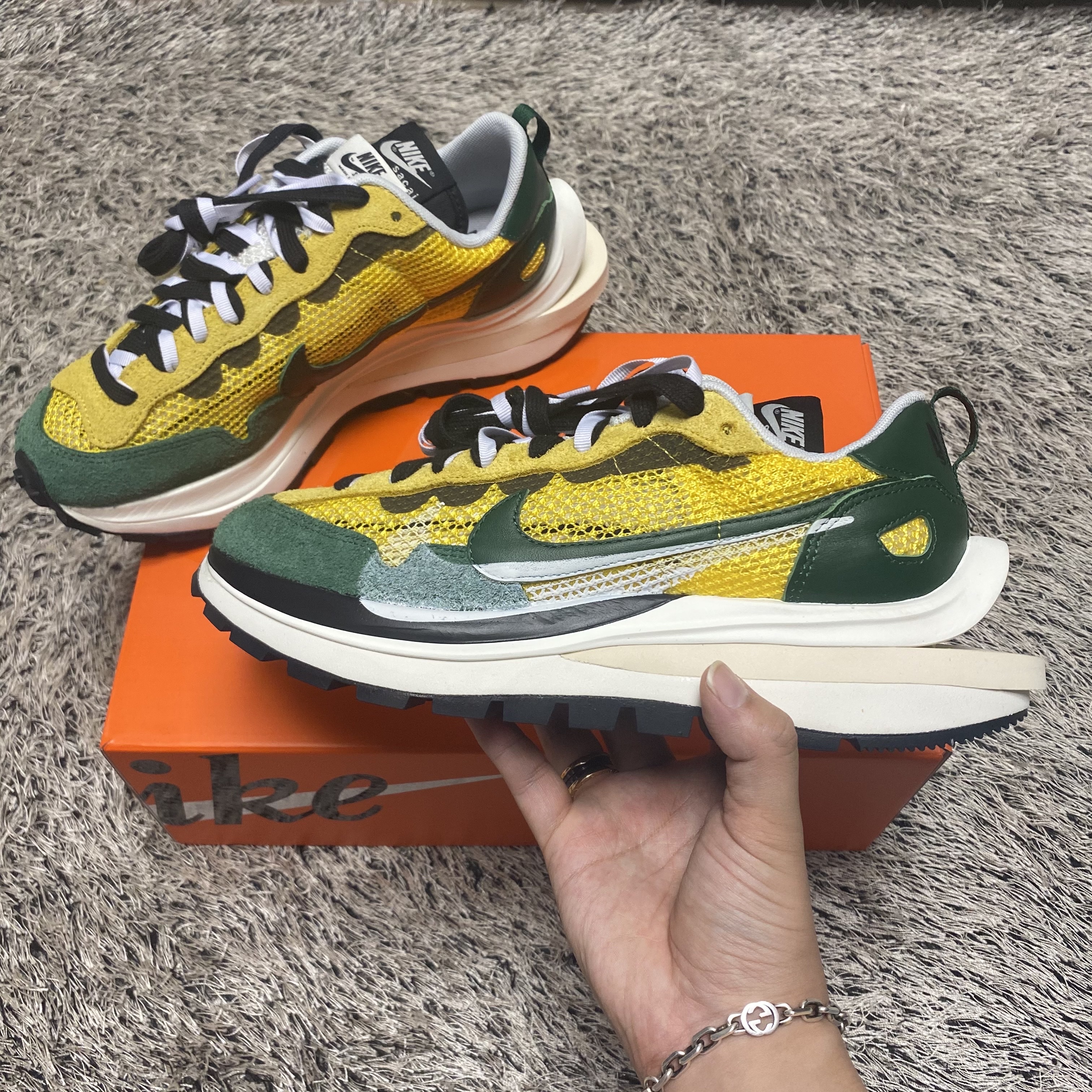 Nike x Sacai VaporWaffle Tour Yellow & Gorge Green Sail 착용 스타일 - 1